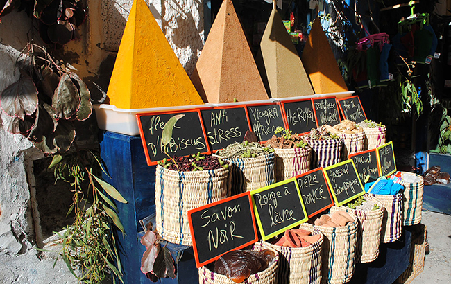 Спеції і приправи на ринку в Ес-Суэйре