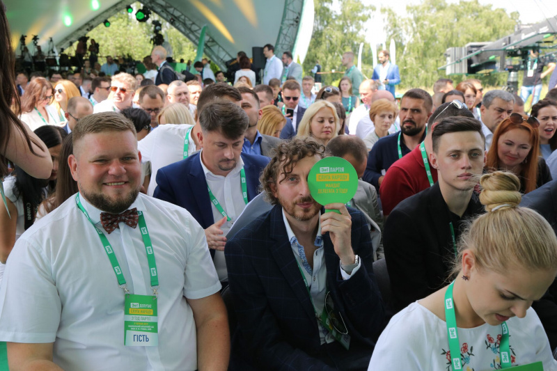 Із жартом в Раду: як пройшов передвиборчий з'їзд партії "Слуга народу"