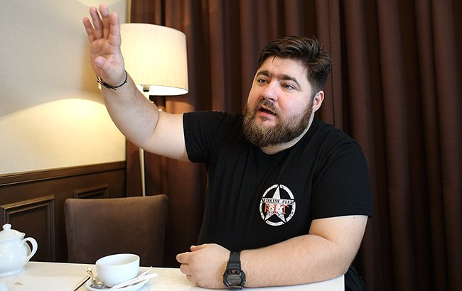 решите сначала свои проблемы, а потом идите к ветерану