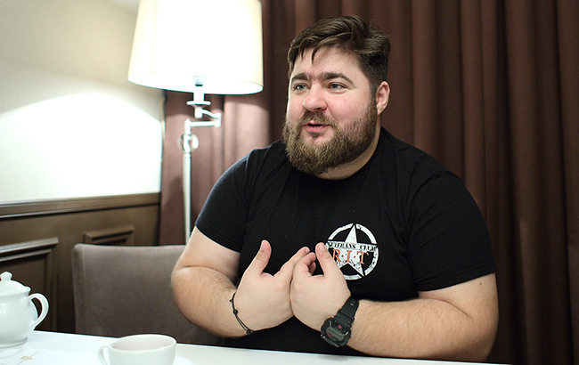 решите сначала свои проблемы, а потом идите к ветерану