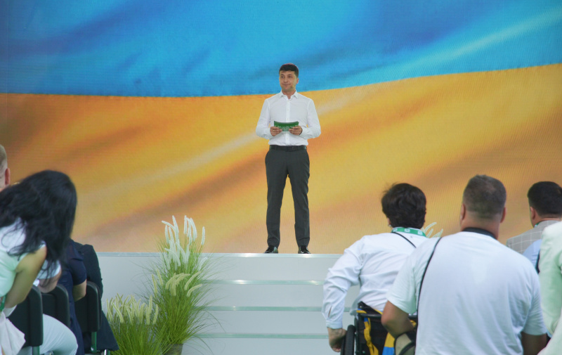 Із жартом в Раду: як пройшов передвиборчий з'їзд партії "Слуга народу"