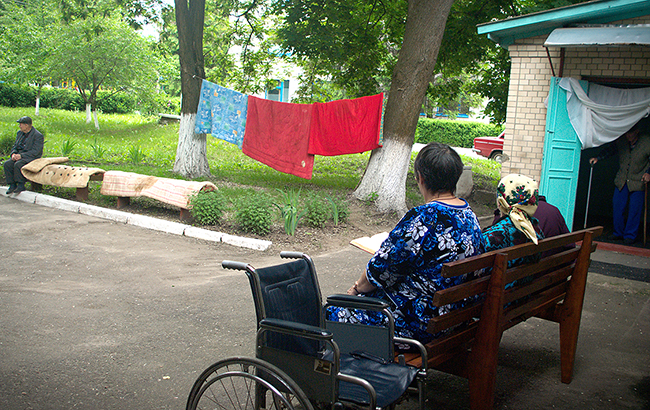 Пока гром не грянет: в каких условиях живут постояльцы домов престарелых