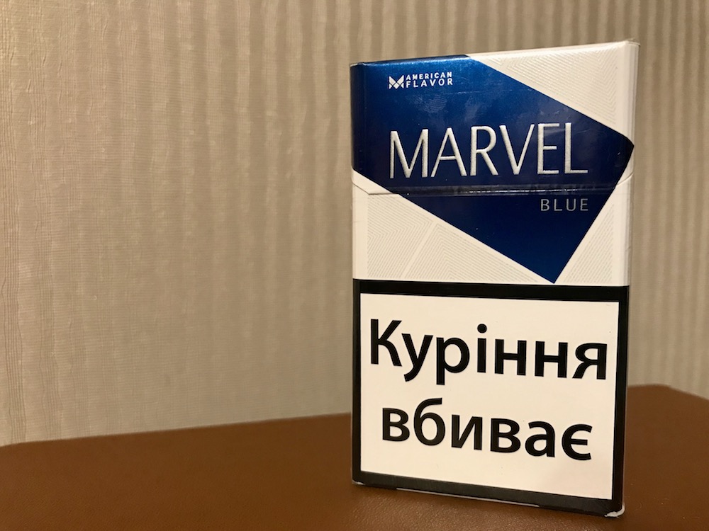 "Свій для кожного": як сигарети у Києві рекламують під виглядом води