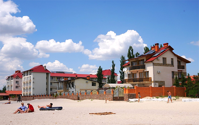 Пляжи в Украине: кто съедает побережье в Коблево