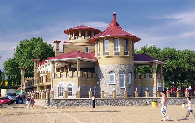 Пляжи в Украине: кто съедает побережье в Коблево