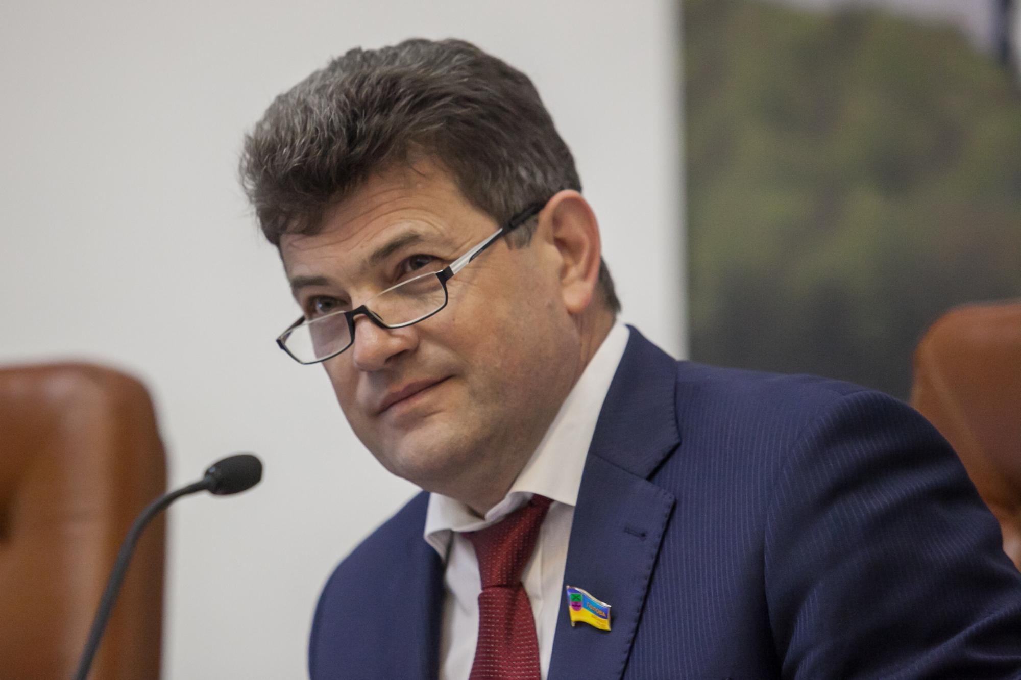 Невідкладні мери: з чим великі міста йдуть на місцеві вибори