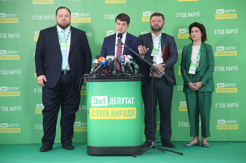 Із жартом в Раду: як пройшов передвиборчий з'їзд партії "Слуга народу"