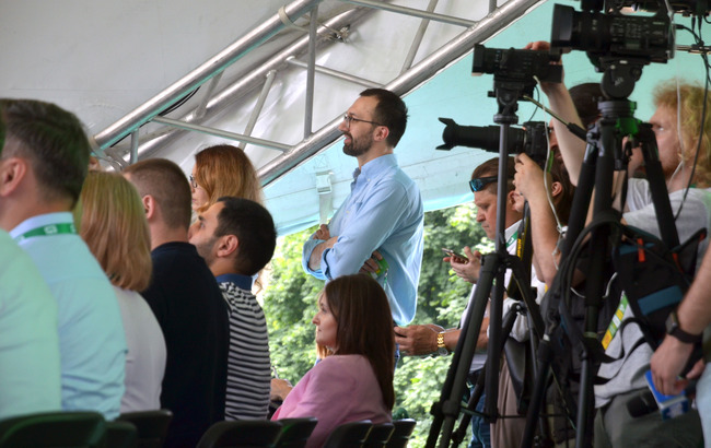 Із жартом в Раду: як пройшов передвиборчий з'їзд партії "Слуга народу"