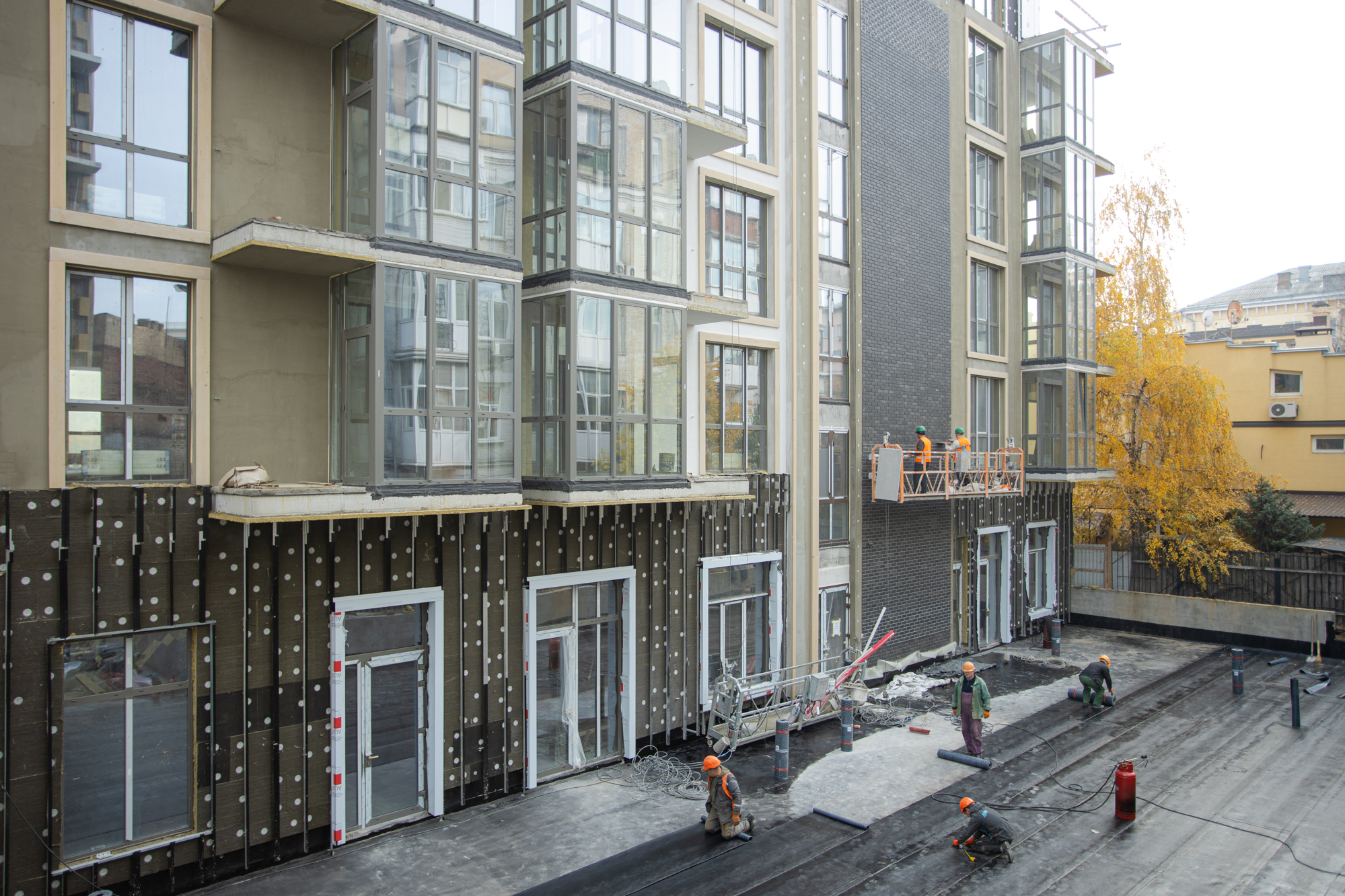 Строить, несмотря ни на что. Кому и как это удается