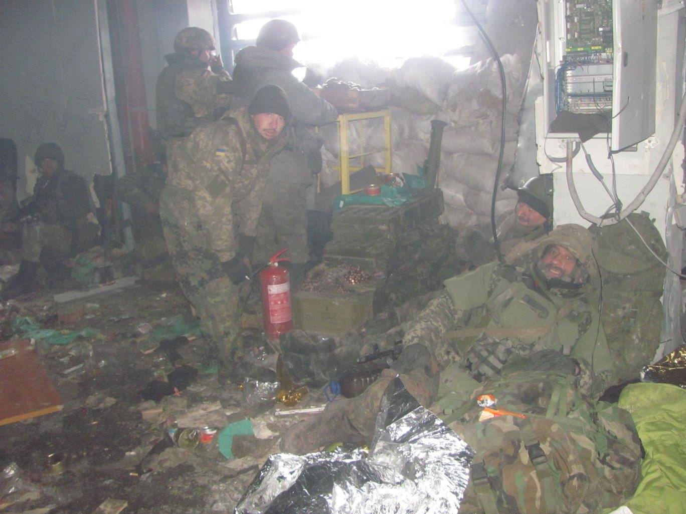 "После нас уже никого оттуда не вытащили": воспоминания "киборга" о последних днях обороны ДАПа