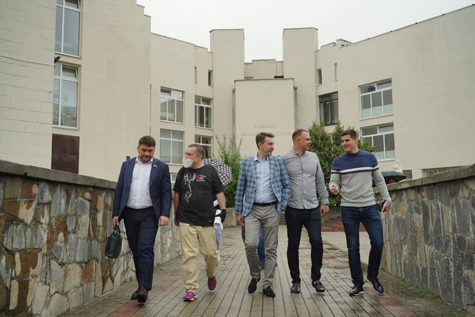 Искусство против чиновников. Кто претендует на землю и здание Киевской академии искусств на Оболони