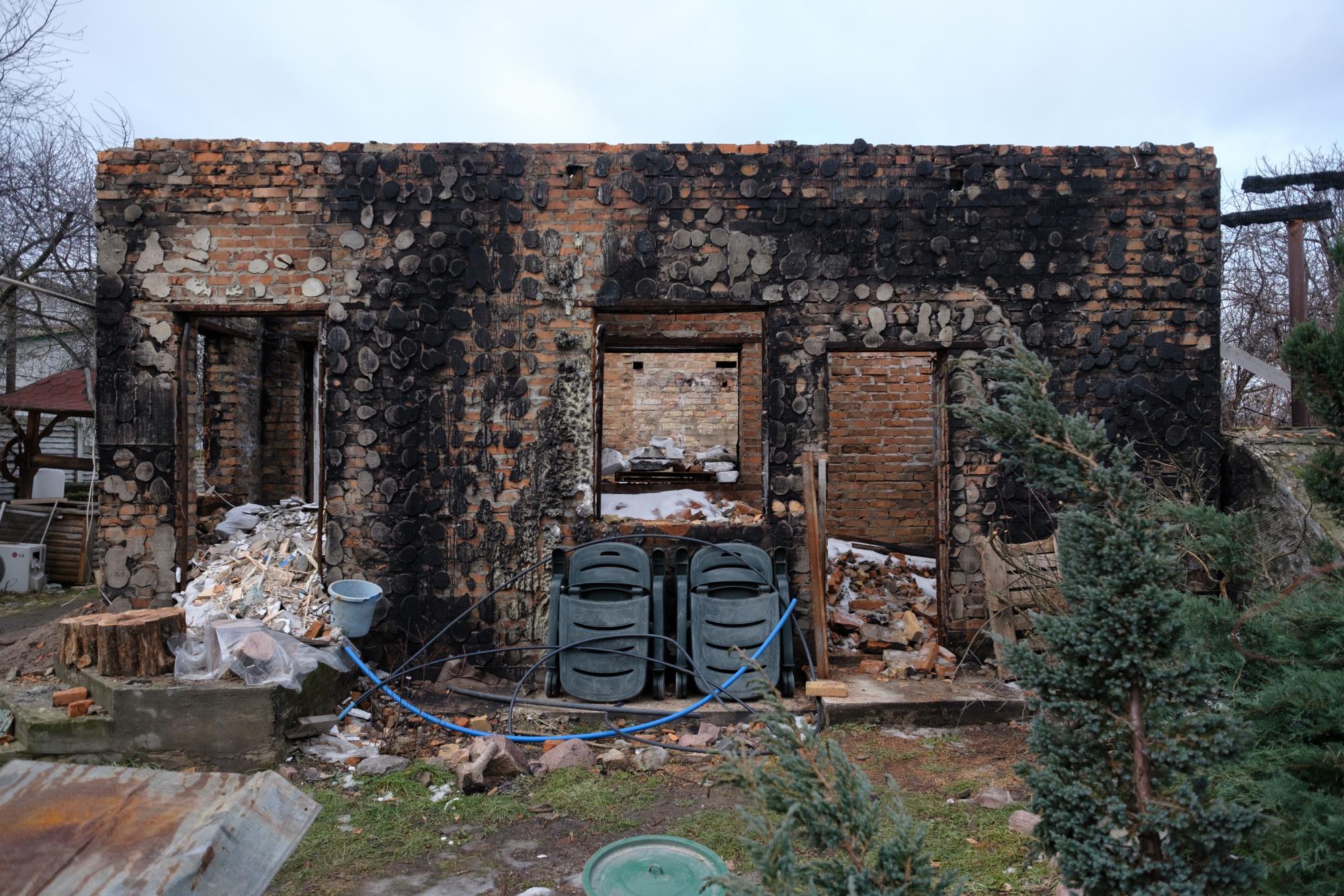 Дом с нуля за месяц. Как семьям Киевщины возвращают жилье, которое разрушила Россия