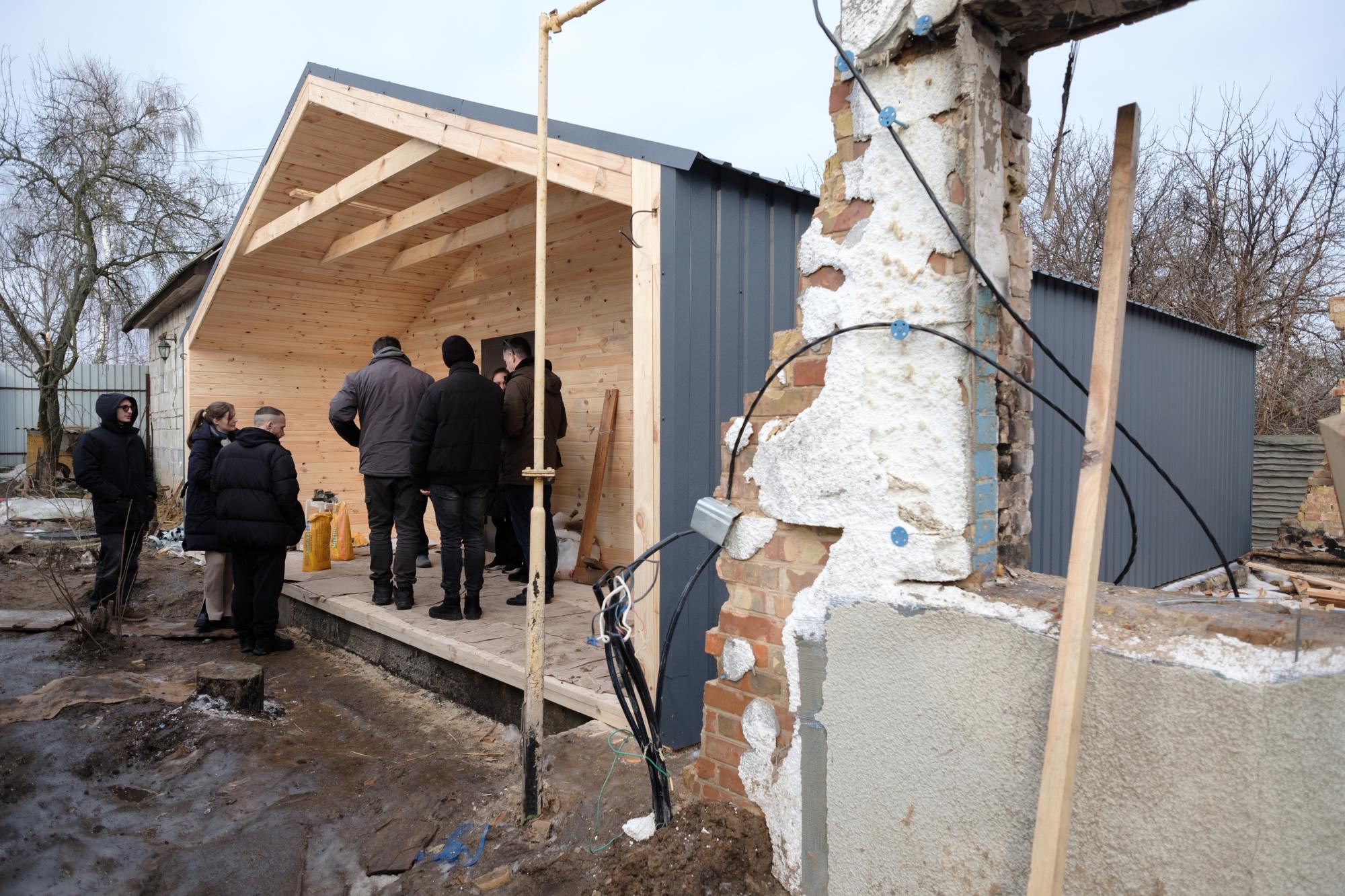 Дом с нуля за месяц. Как семьям Киевщины возвращают жилье, которое разрушила Россия