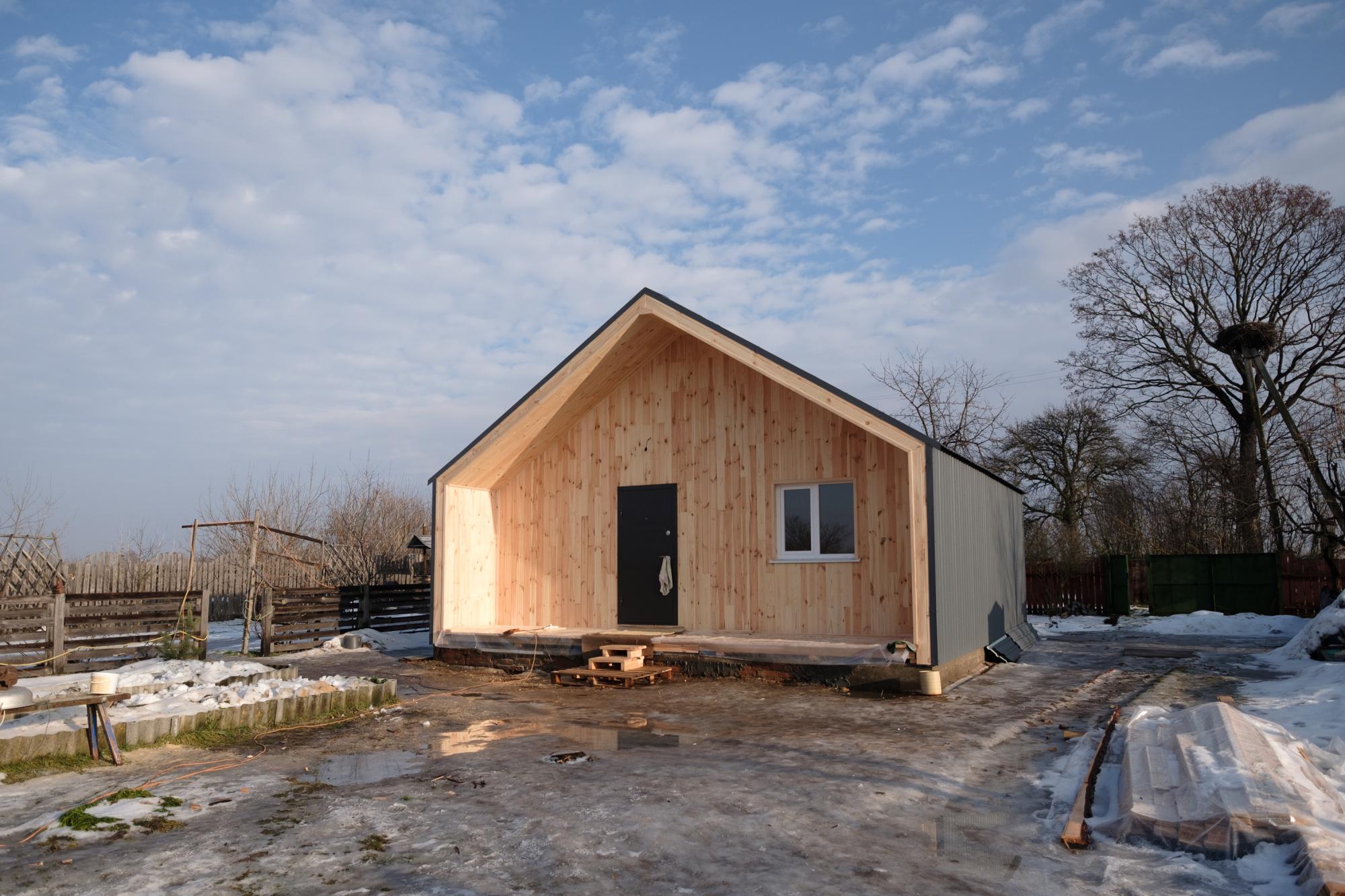 Дом с нуля за месяц. Как семьям Киевщины возвращают жилье, которое разрушила Россия