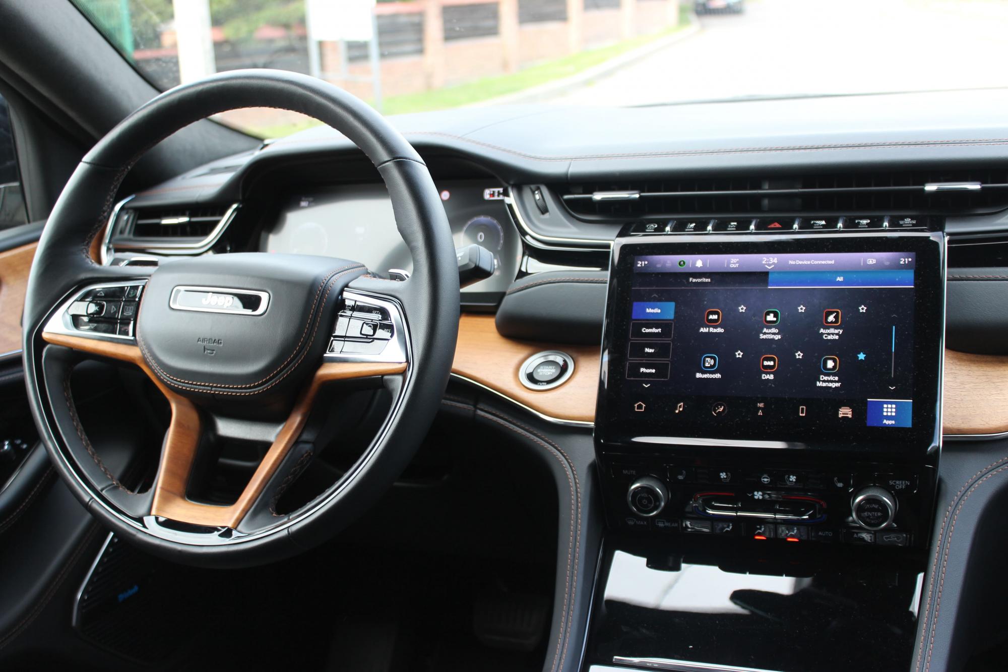 Тест-драйв Jeep Grand Cherokee: переваги та недоліки американського позашляховика