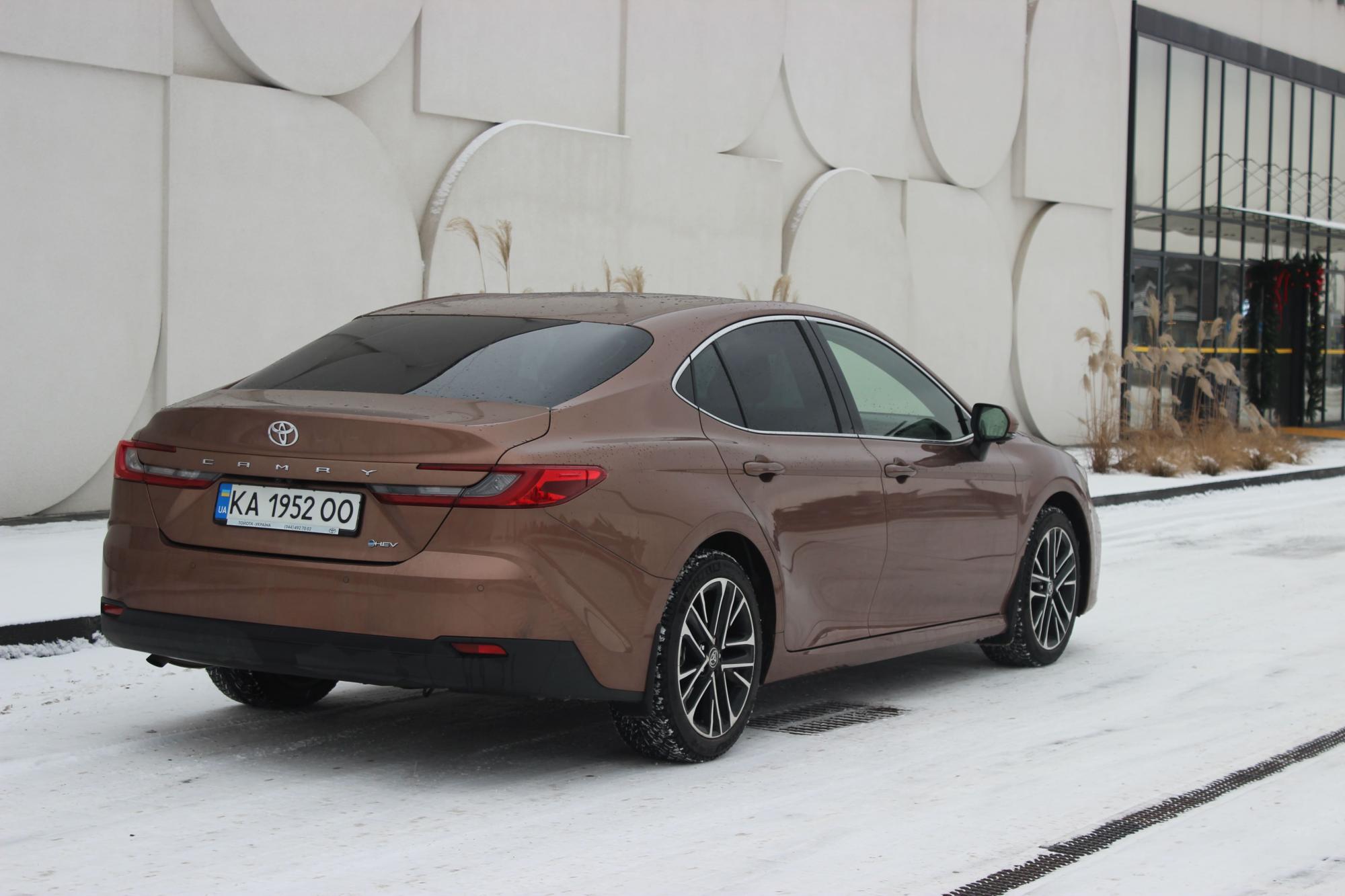 Тест-драйв Toyota Camry: преимущества и недостатки премиального седана