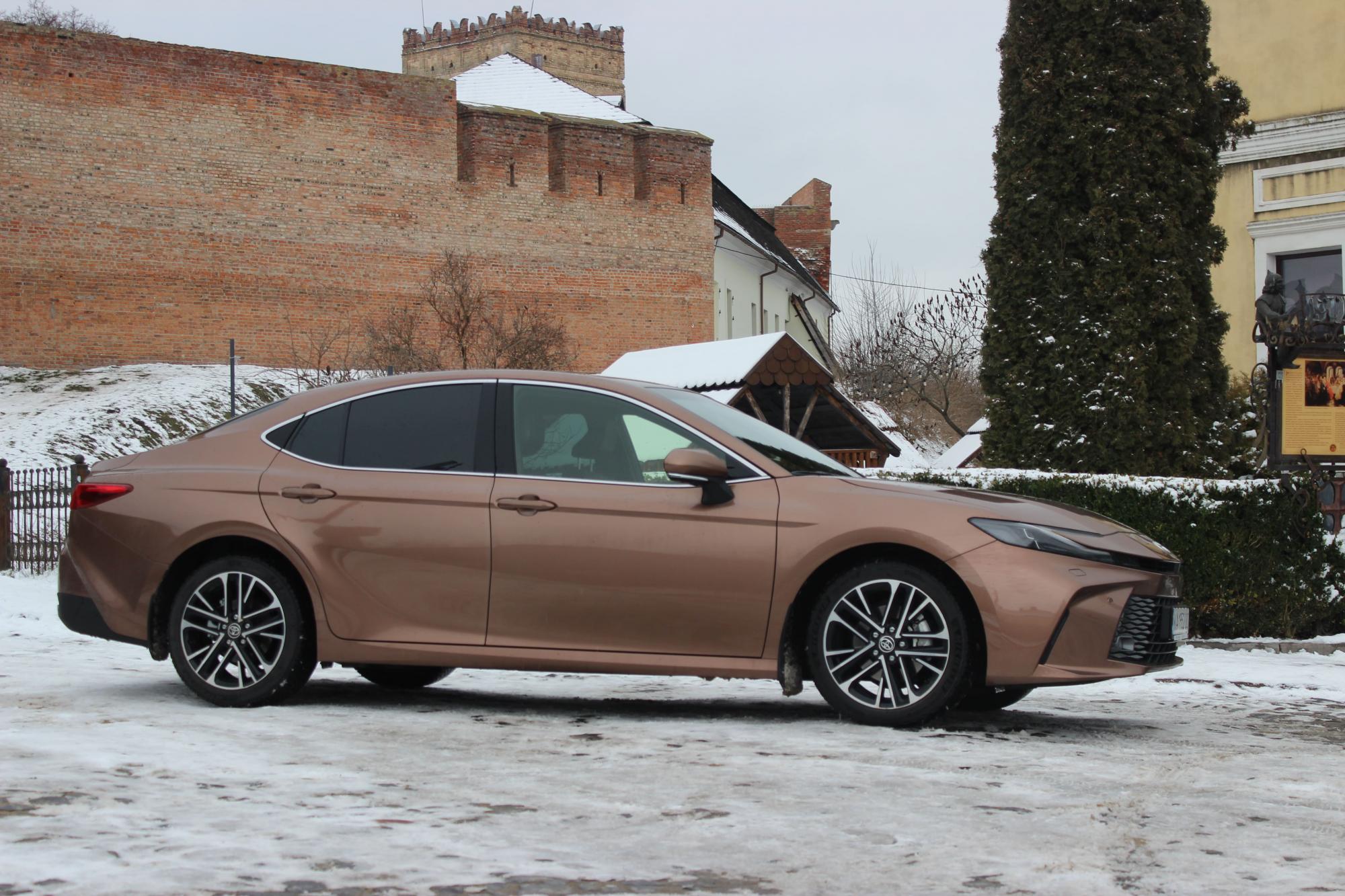 Тест-драйв Toyota Camry: преимущества и недостатки премиального седана