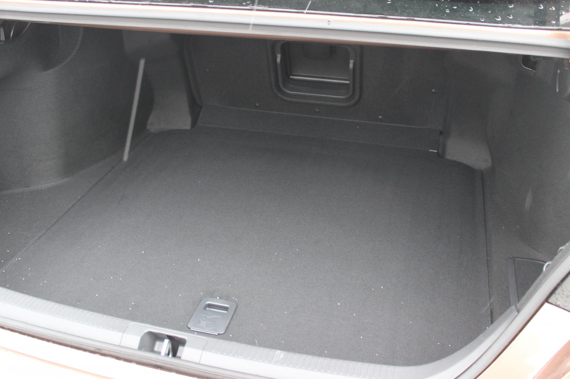 Тест-драйв Toyota Camry: преимущества и недостатки премиального седана