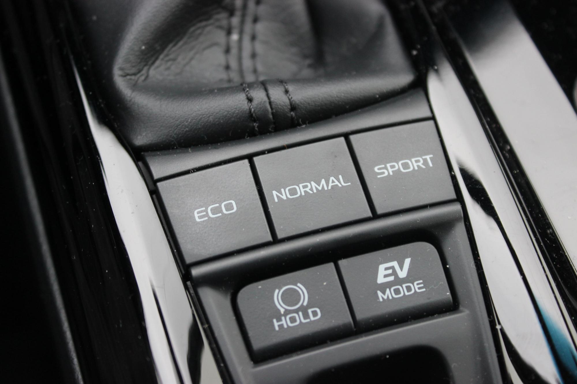 Тест-драйв Toyota Camry: преимущества и недостатки премиального седана