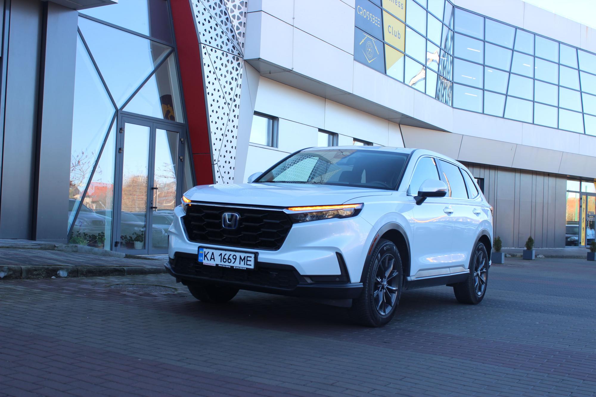 Тест-драйв Honda CR-V: як гібридна технологія змінила популярний кросовер