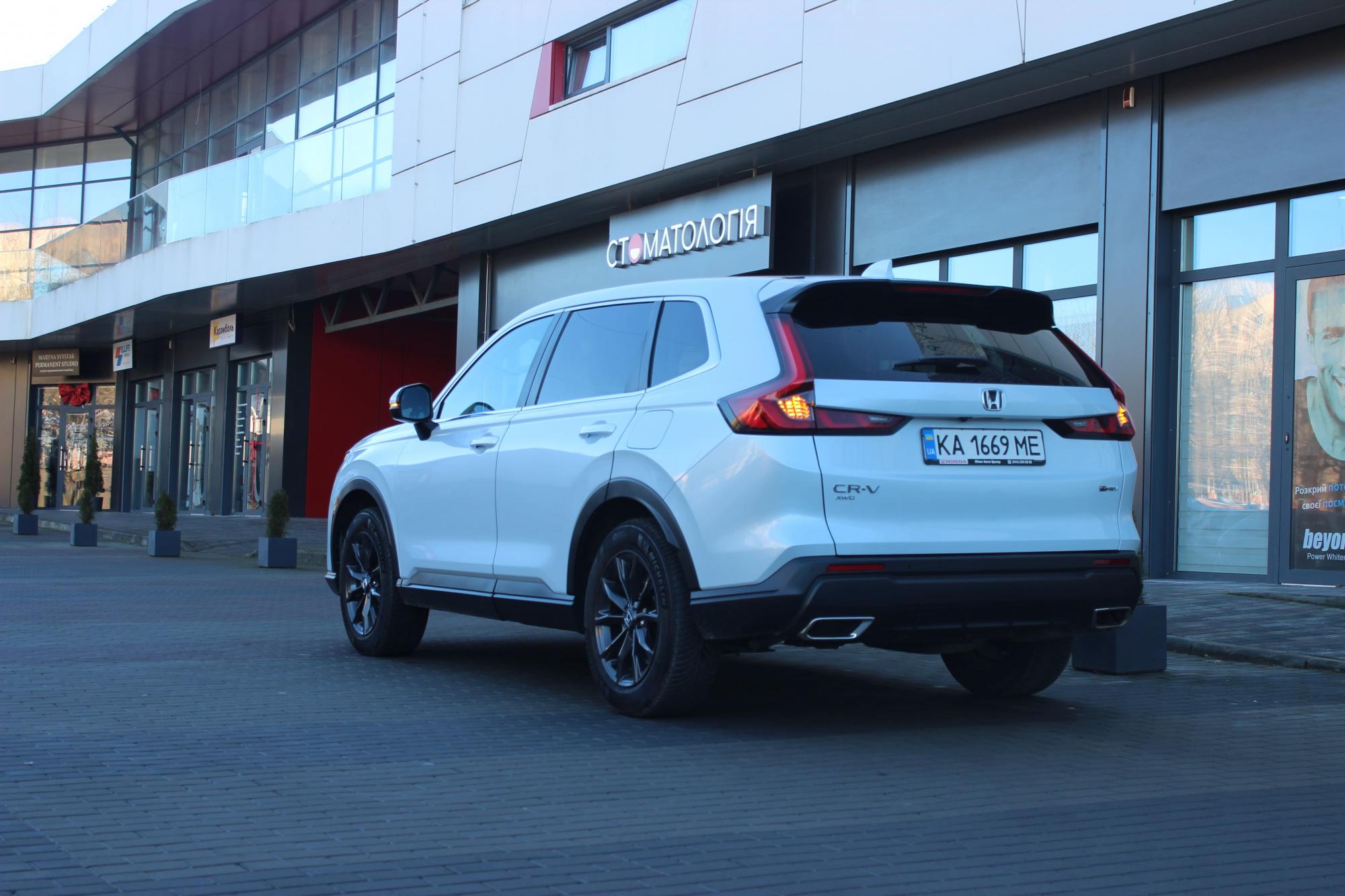 Тест-драйв Honda CR-V: як гібридна технологія змінила популярний кросовер