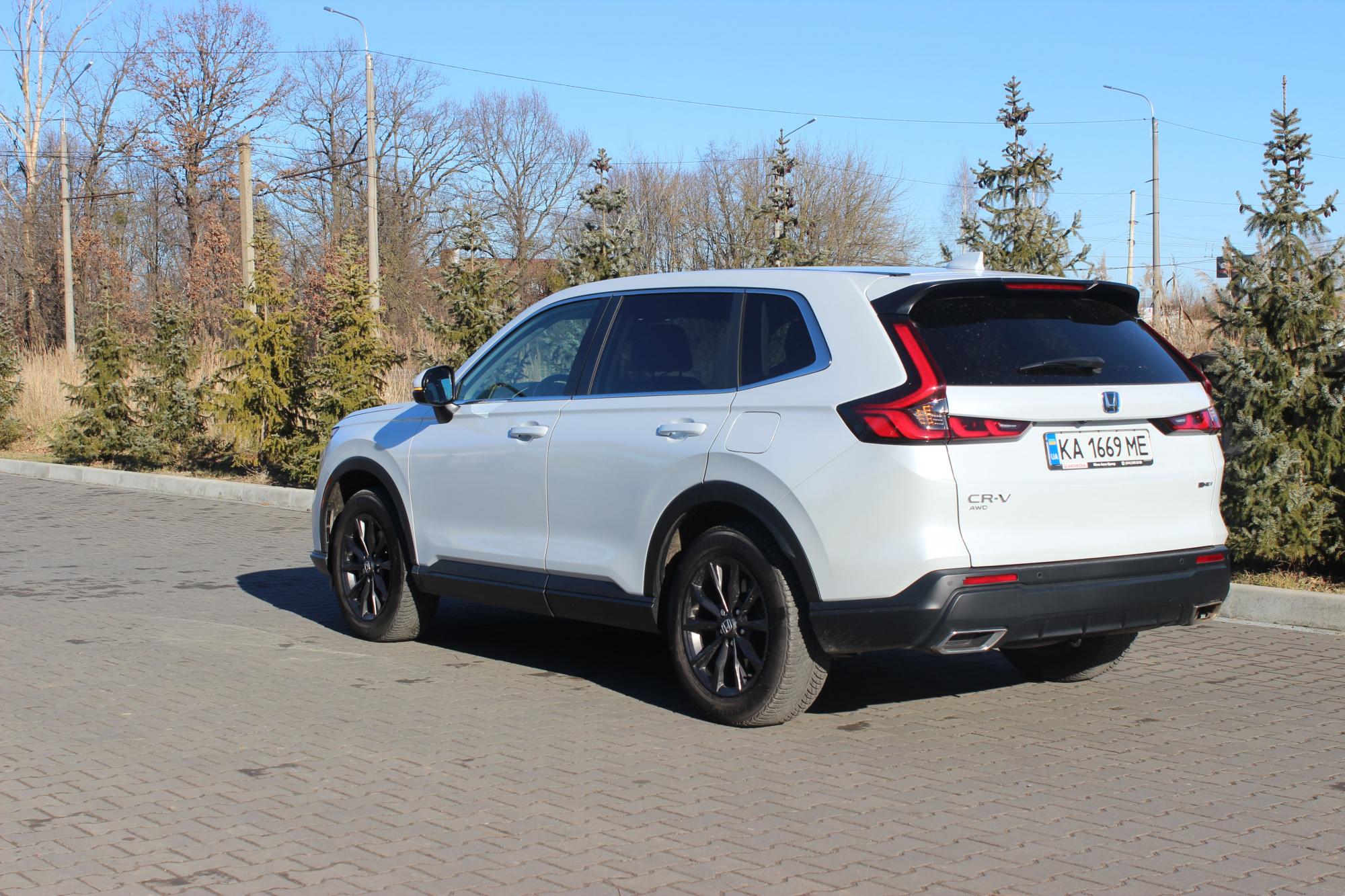 Тест-драйв Honda CR-V: як гібридна технологія змінила популярний кросовер