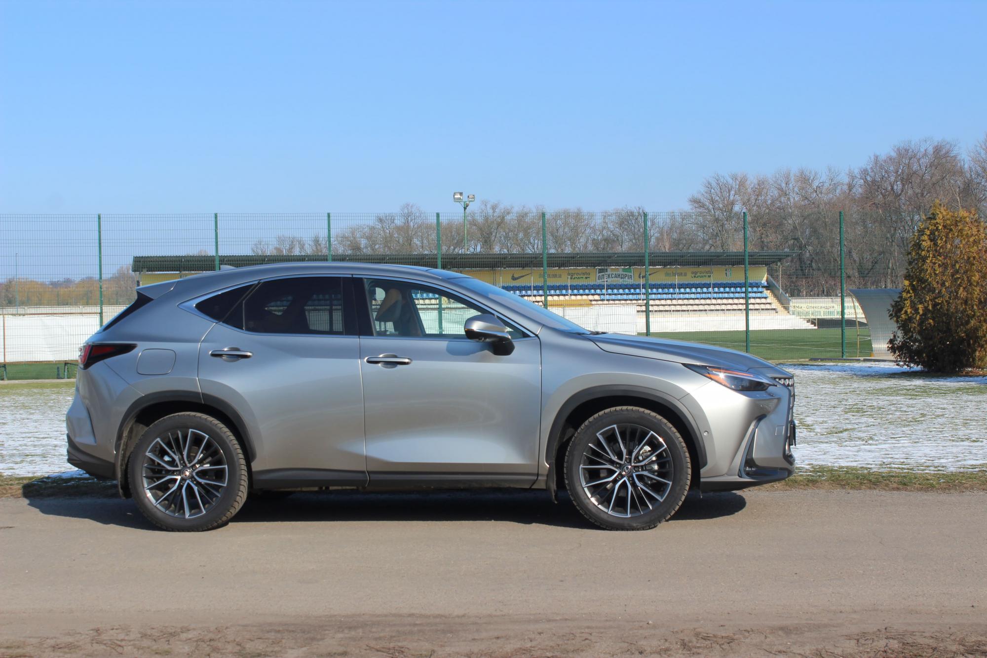 Lexus NX450+ на тест-драйві: перший плагін-гібрид преміального бренду в дії