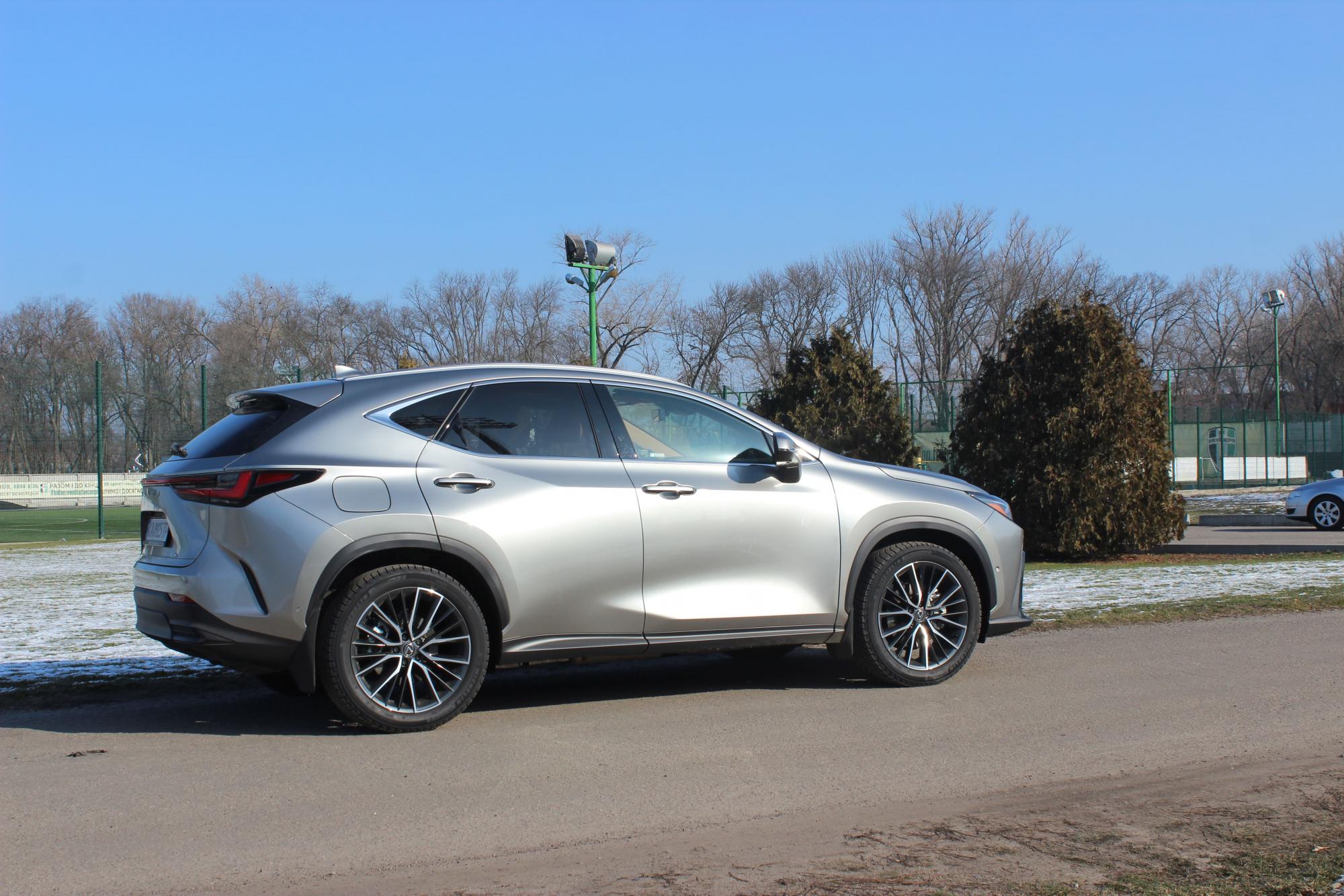 Lexus NX450+ на тест-драйві: перший плагін-гібрид преміального бренду в дії