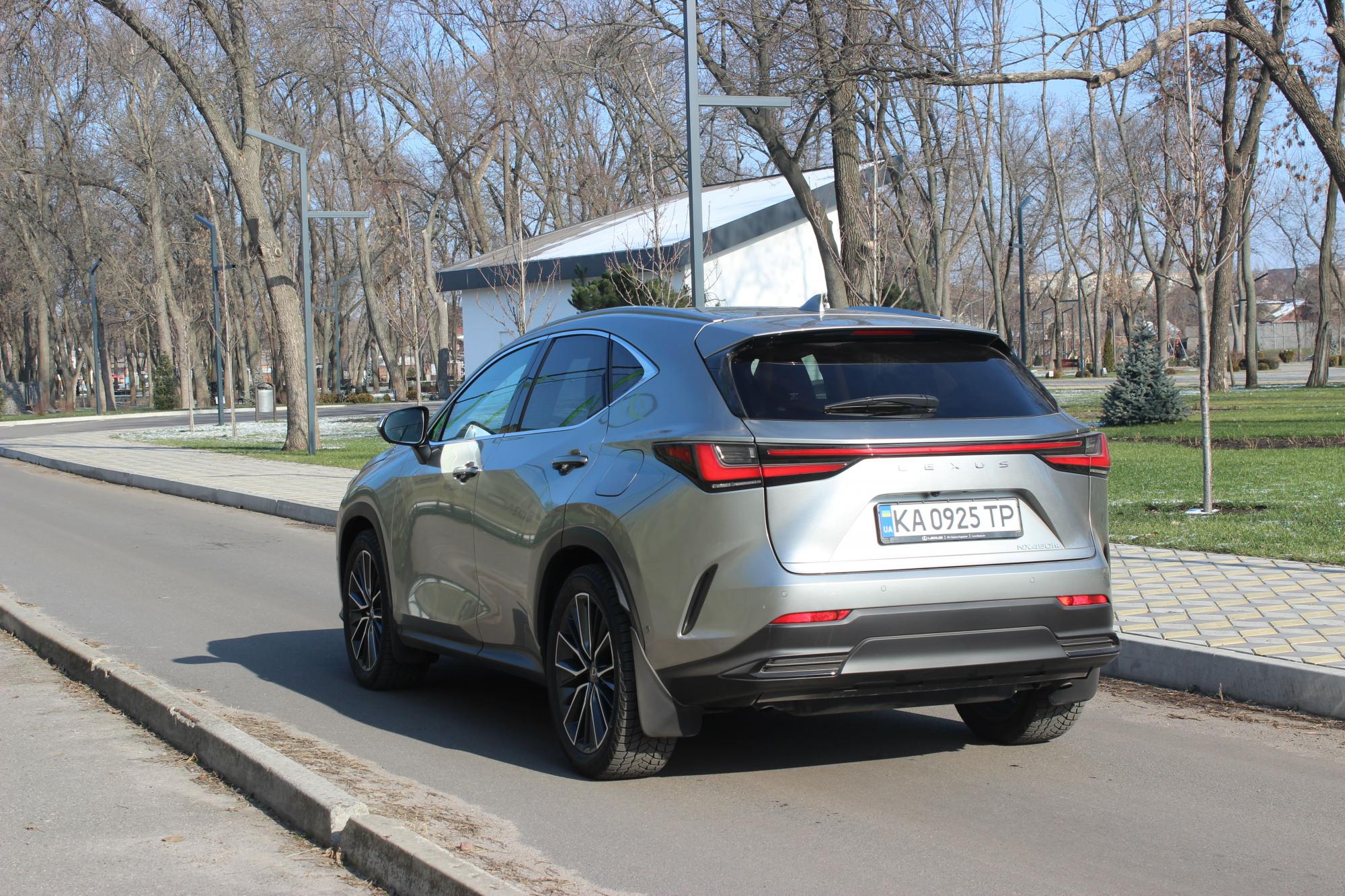 Lexus NX450+ на тест-драйві: перший плагін-гібрид преміального бренду в дії