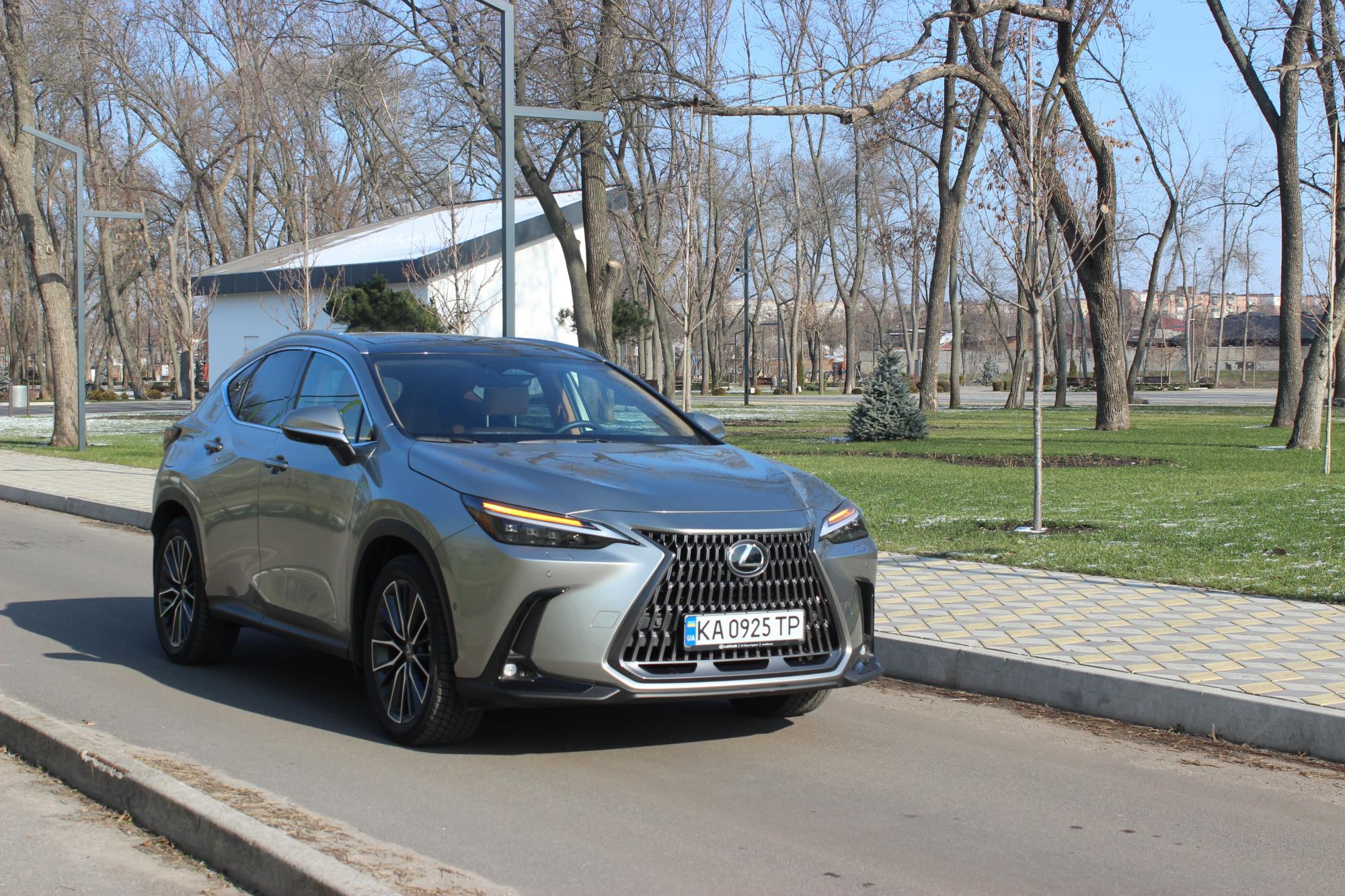 Lexus NX450+ на тест-драйві: перший плагін-гібрид преміального бренду в дії
