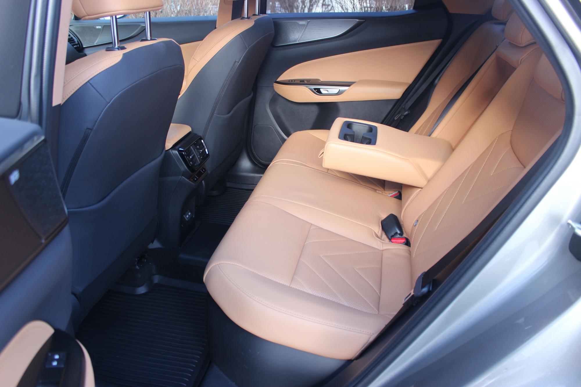 Lexus NX450+ на тест-драйві: перший плагін-гібрид преміального бренду в дії