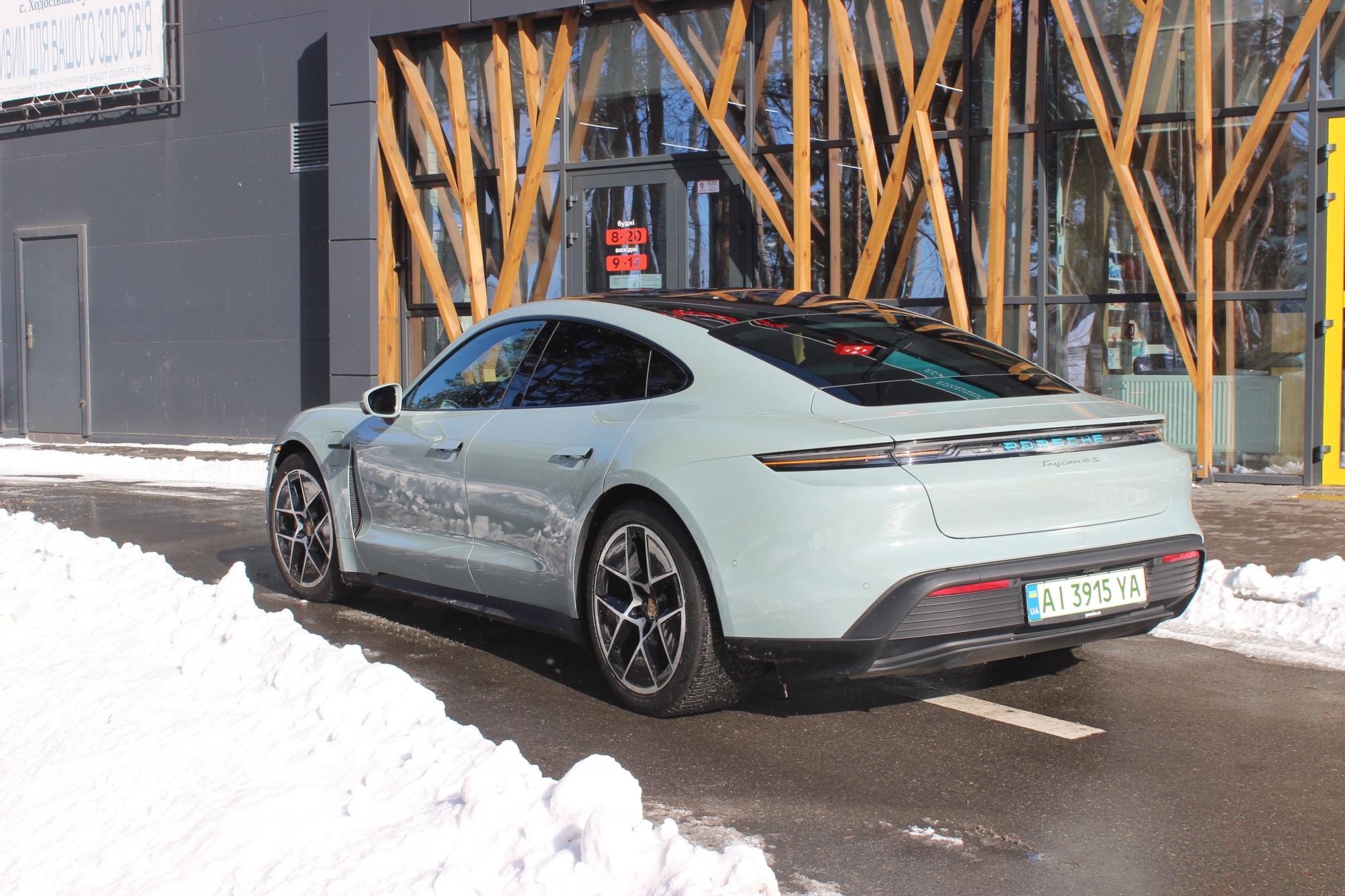 Тест-драйв Porsche Taycan: испытываем электромобиль украинскими морозами