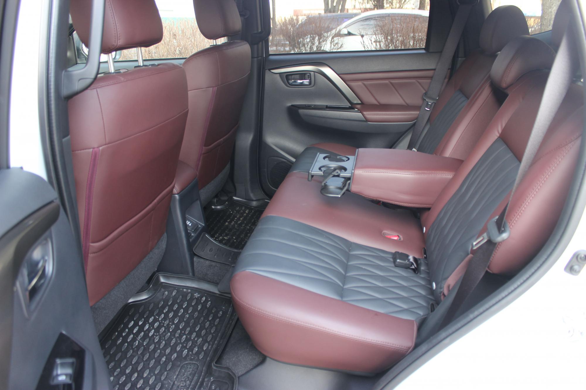 Тест-драйв Mitsubishi Pajero Sport: позашляховик, що зберіг "раму" та справжній повний привід