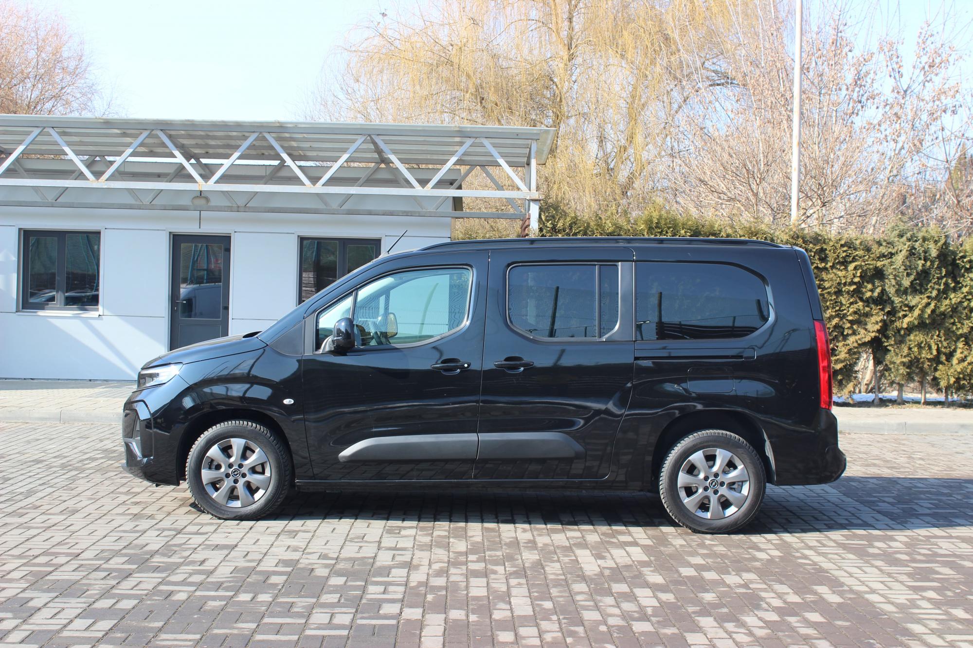 Тест-драйв Opel Combo: доступний 7-місний автомобіль з незвичними фарами