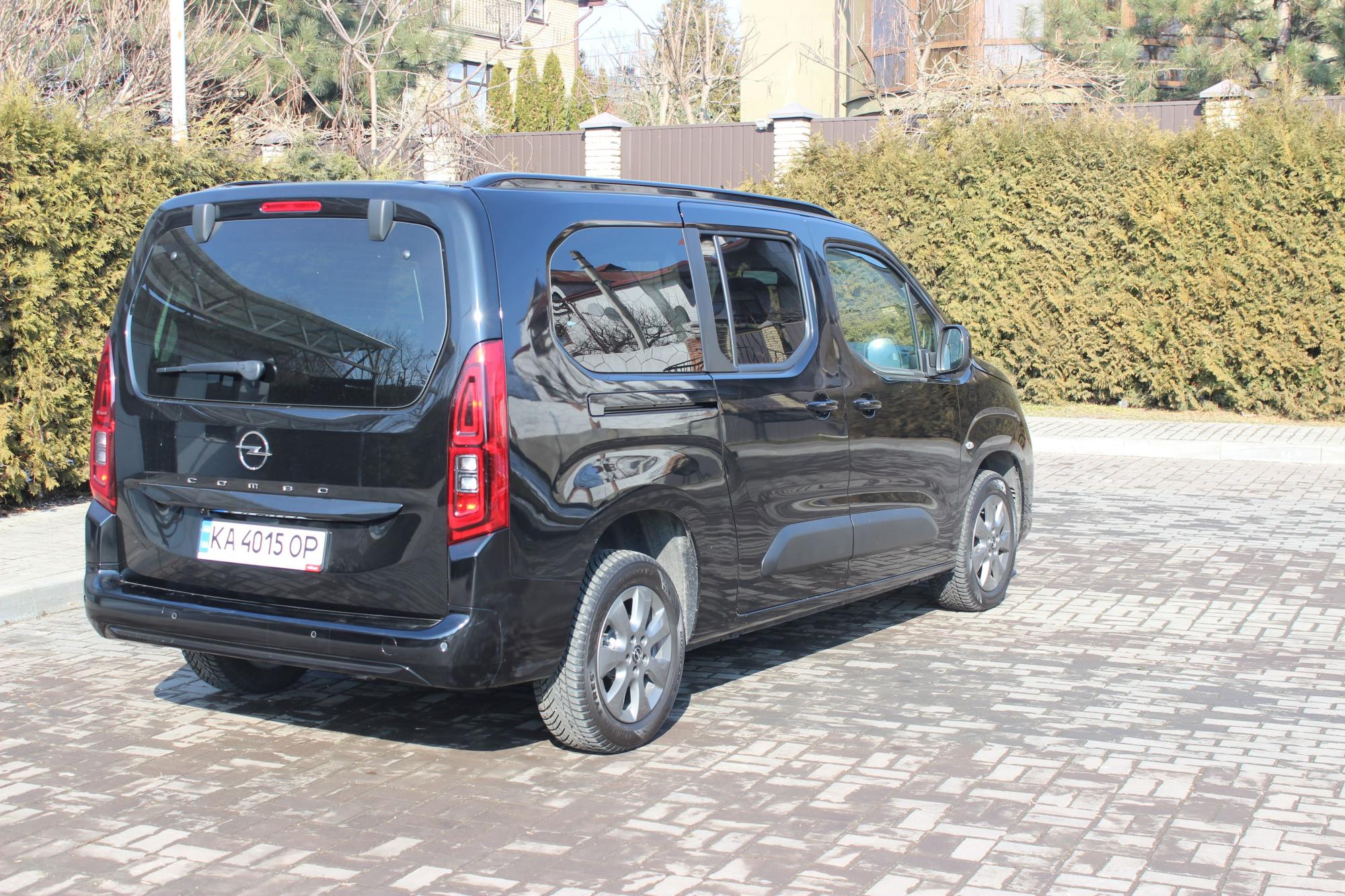 Тест-драйв Opel Combo: доступний 7-місний автомобіль з незвичними фарами