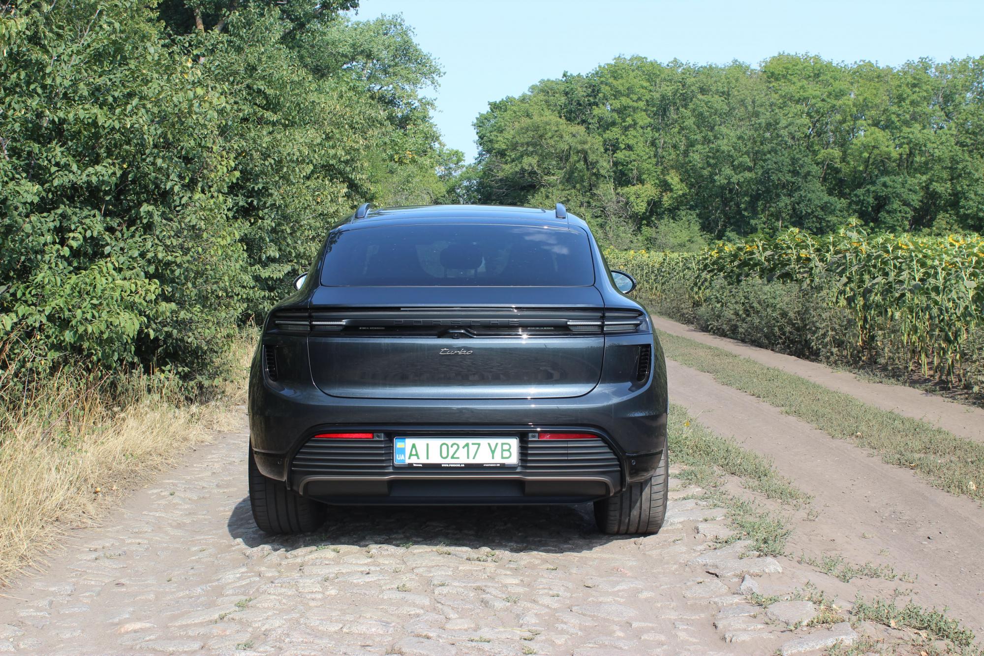 Тест-драйв электромобиля Porsche Macan Turbo: преимущества и недостатки быстрого кроссовера