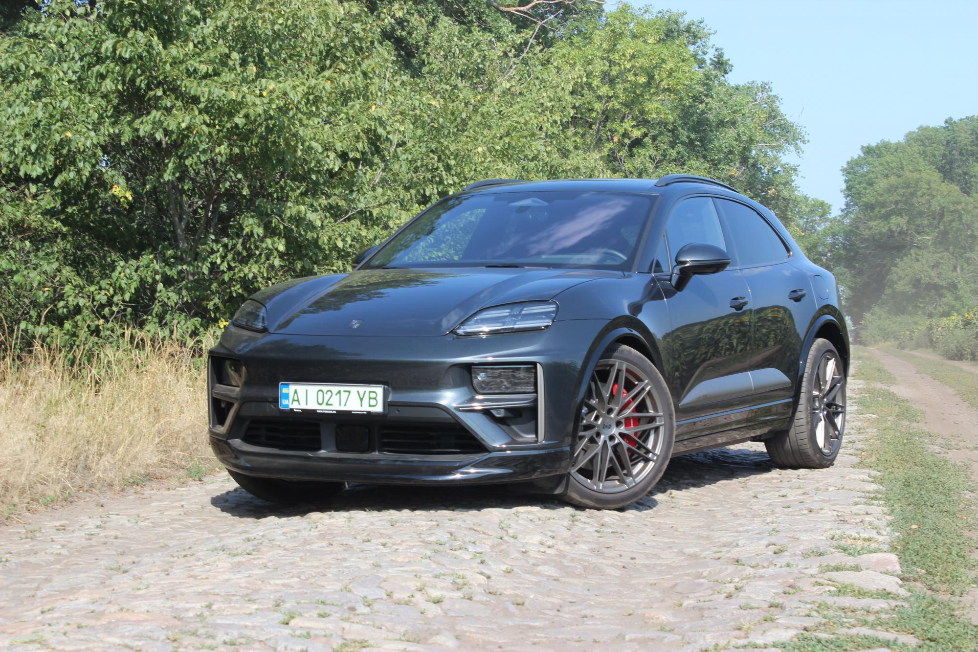 Тест-драйв электромобиля Porsche Macan Turbo: преимущества и недостатки быстрого кроссовера