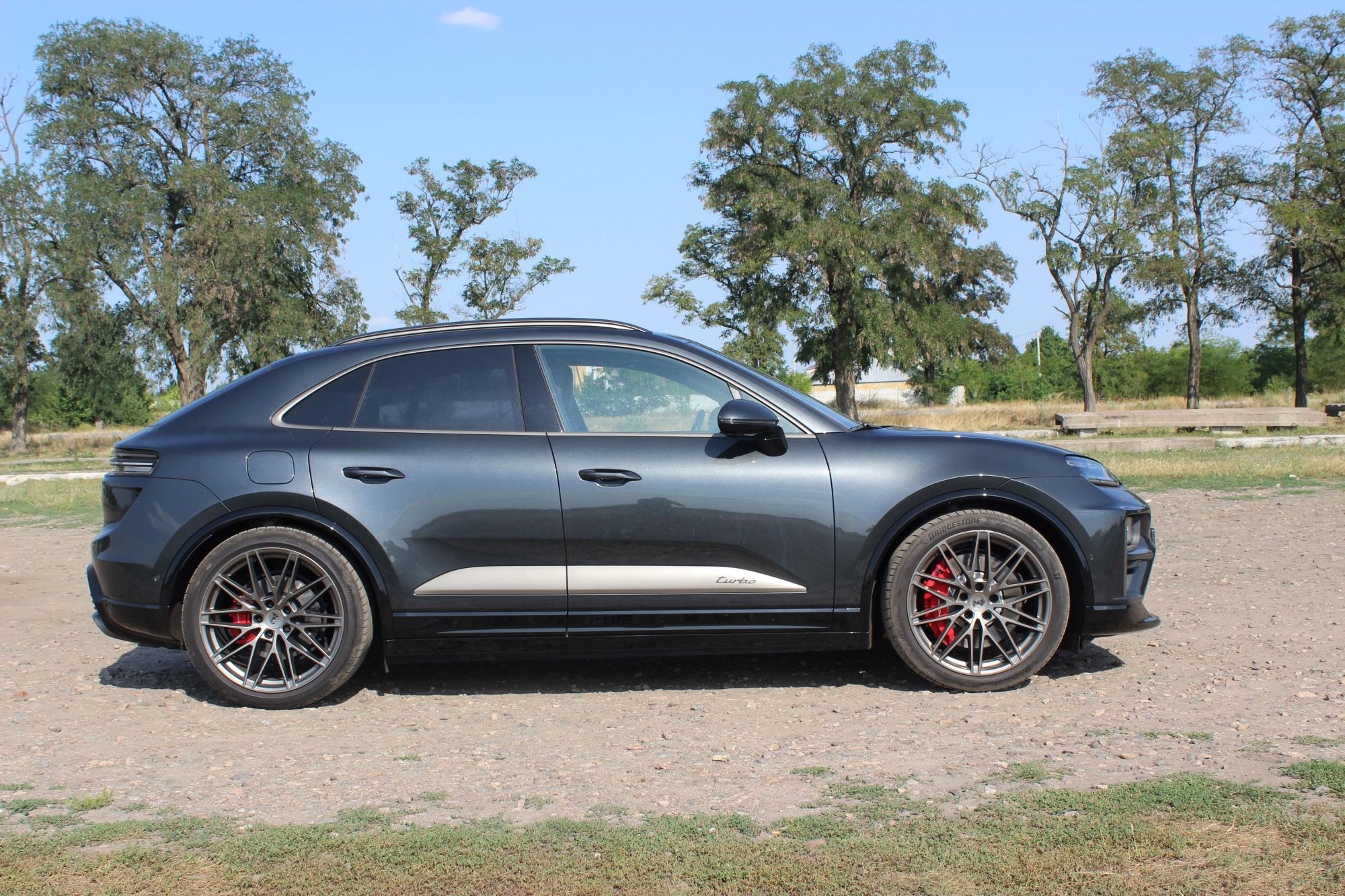 Тест-драйв электромобиля Porsche Macan Turbo: преимущества и недостатки быстрого кроссовера