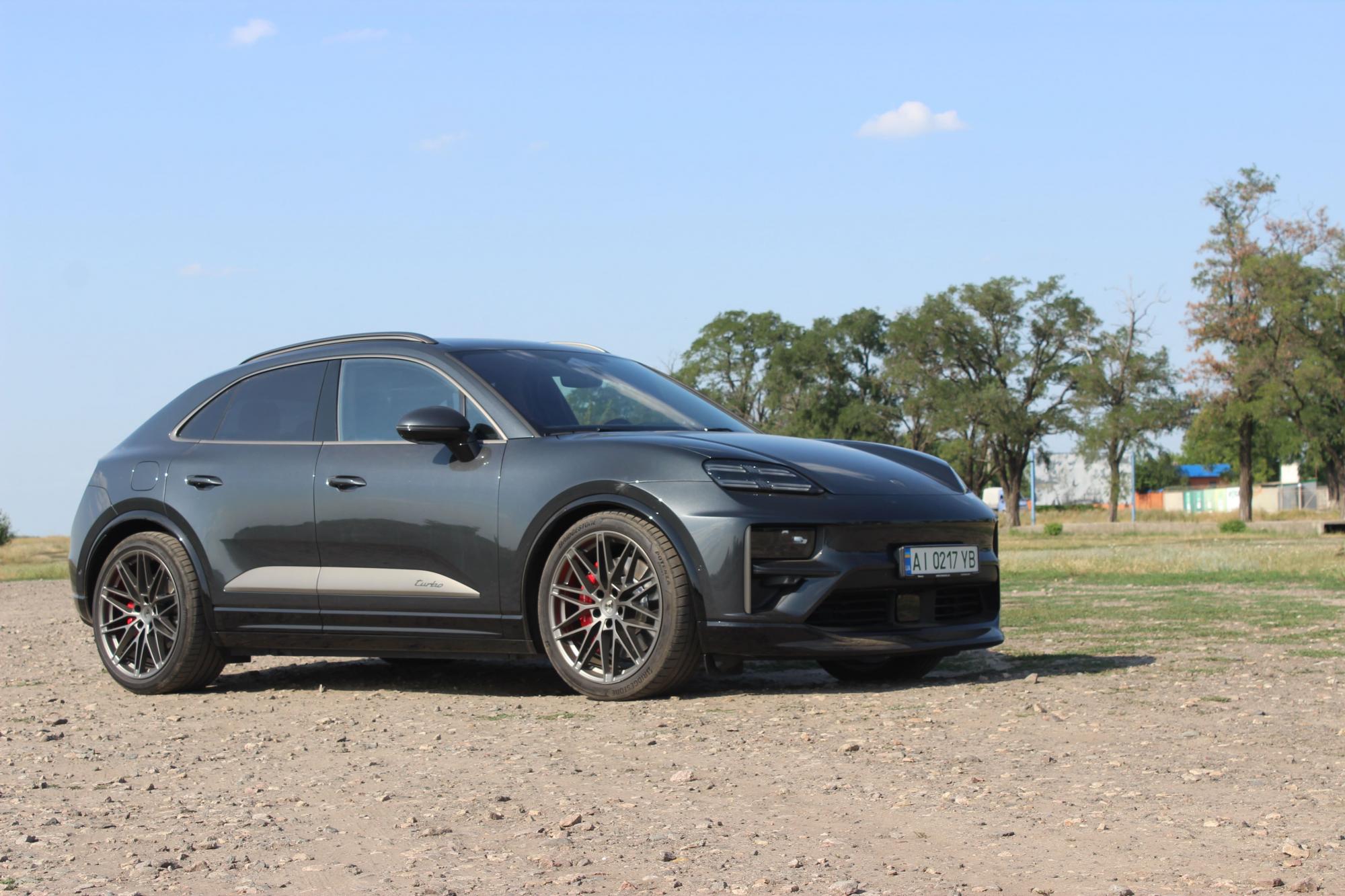 Тест-драйв электромобиля Porsche Macan Turbo: преимущества и недостатки быстрого кроссовера