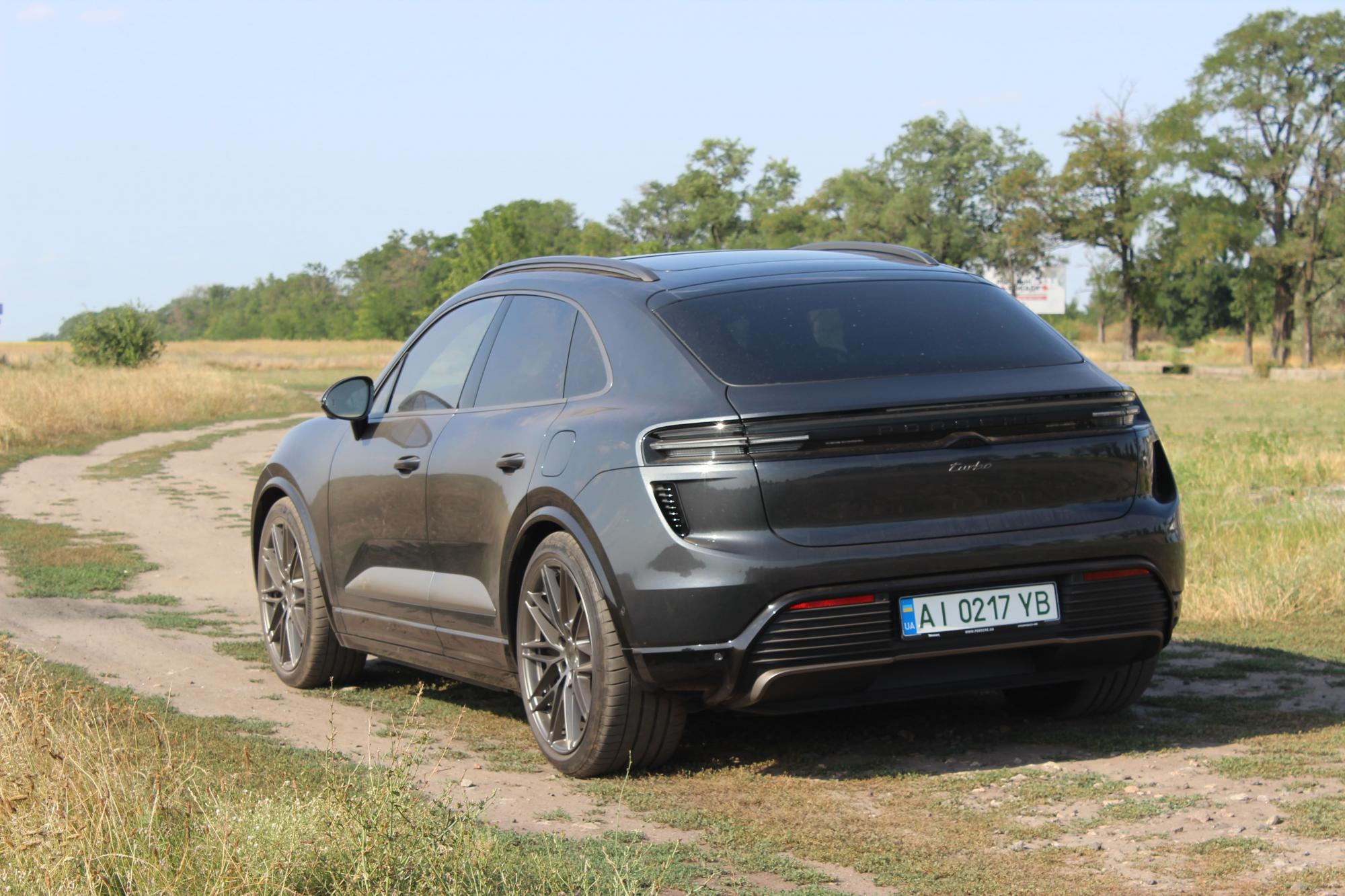 Тест-драйв электромобиля Porsche Macan Turbo: преимущества и недостатки быстрого кроссовера