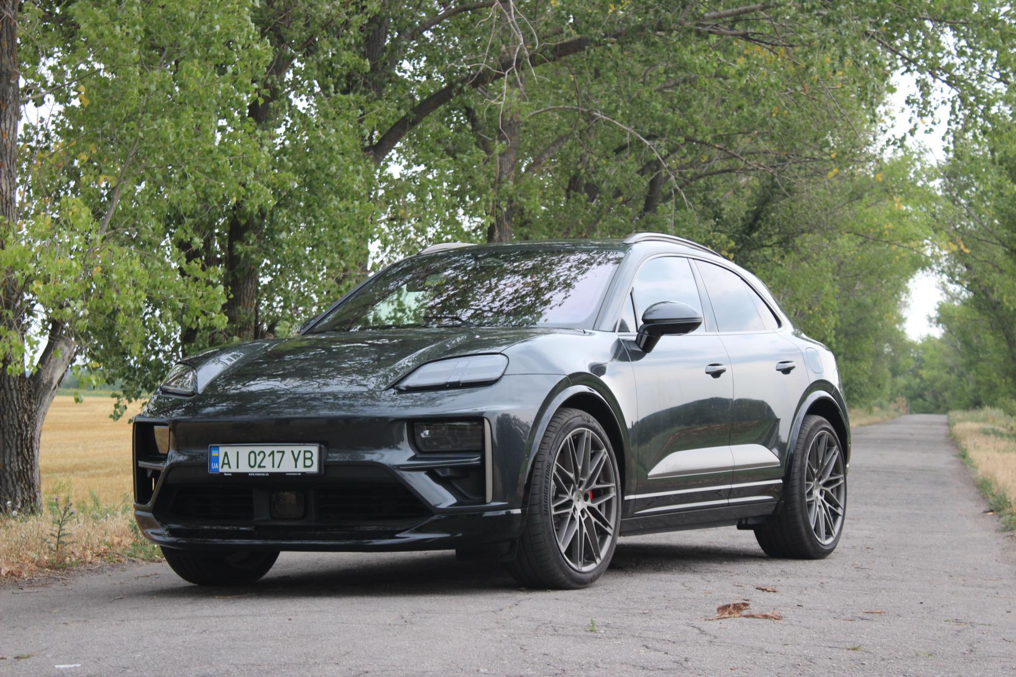 Тест-драйв электромобиля Porsche Macan Turbo: преимущества и недостатки быстрого кроссовера