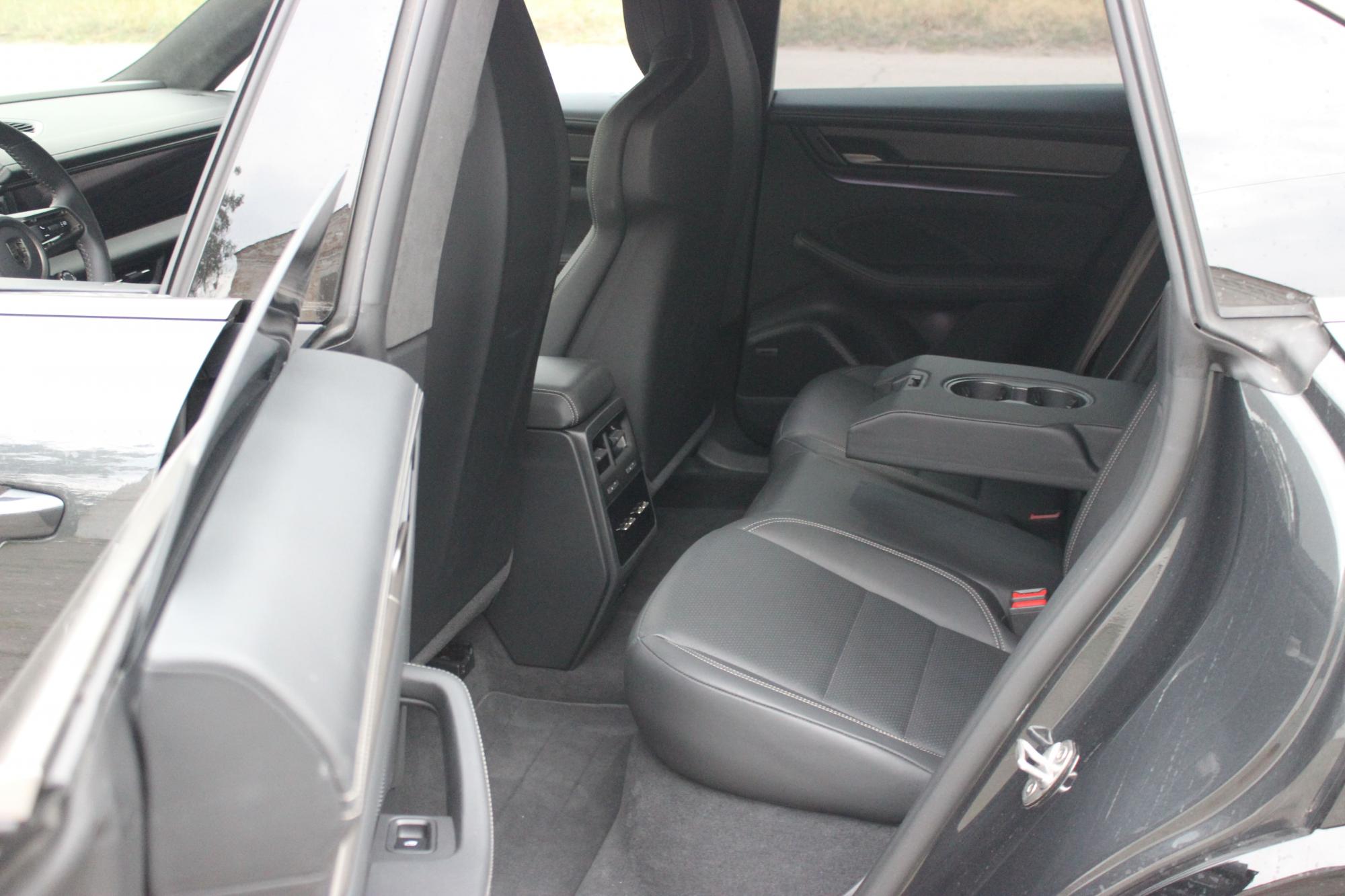 Тест-драйв электромобиля Porsche Macan Turbo: преимущества и недостатки быстрого кроссовера