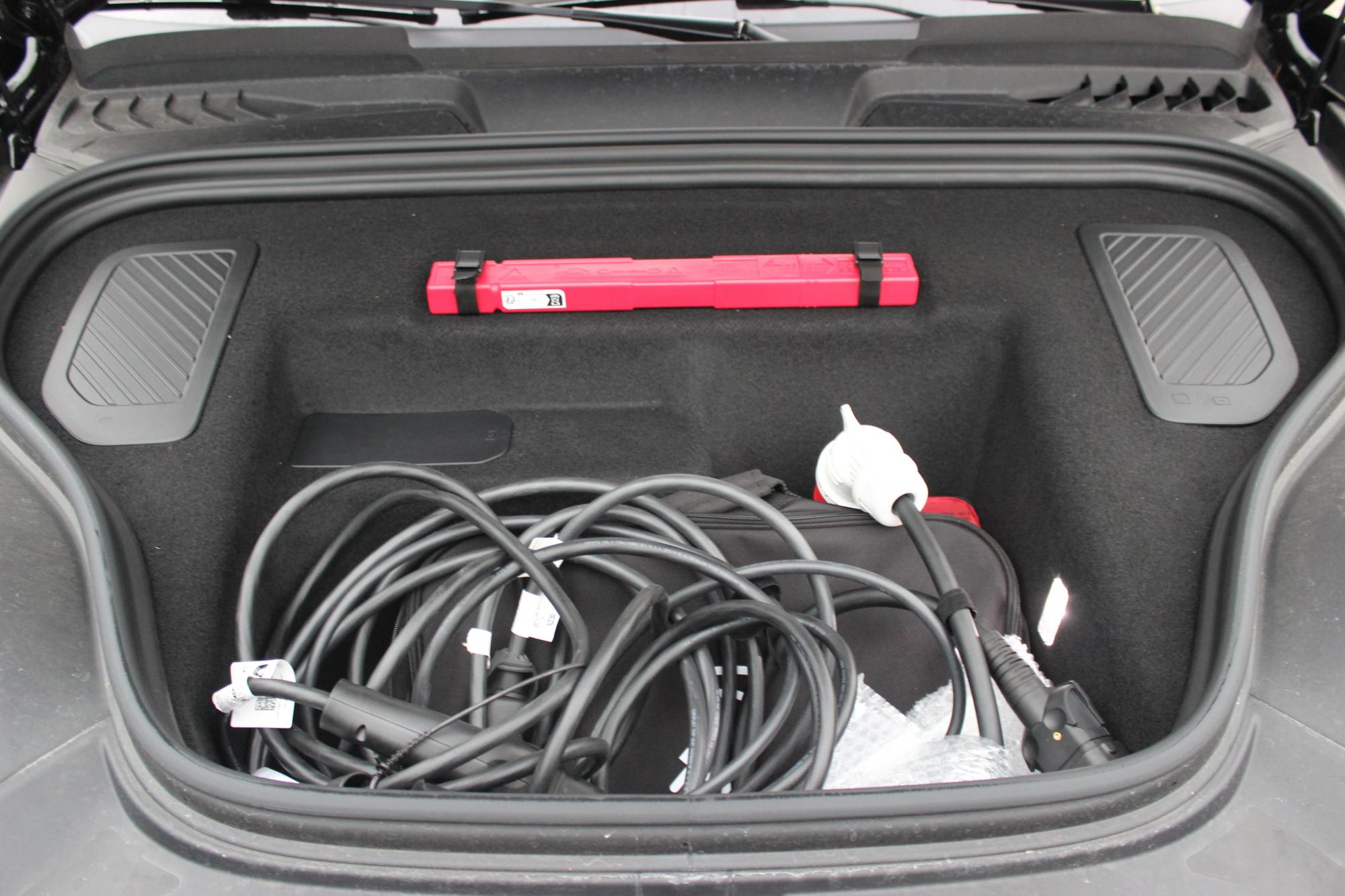 Тест-драйв электромобиля Porsche Macan Turbo: преимущества и недостатки быстрого кроссовера