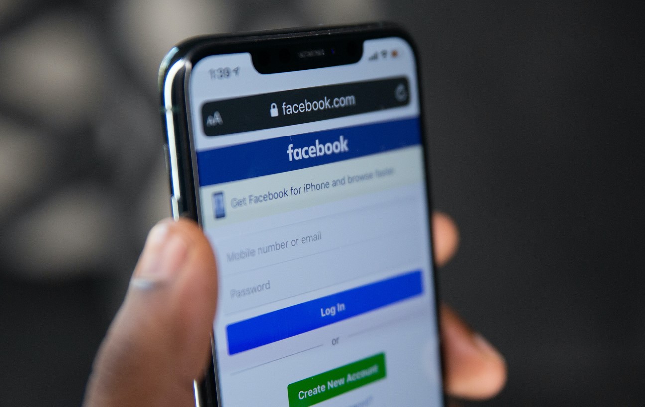 Монополія на правду? Чому Facebook блокує новини українських медіа і що з цим робити