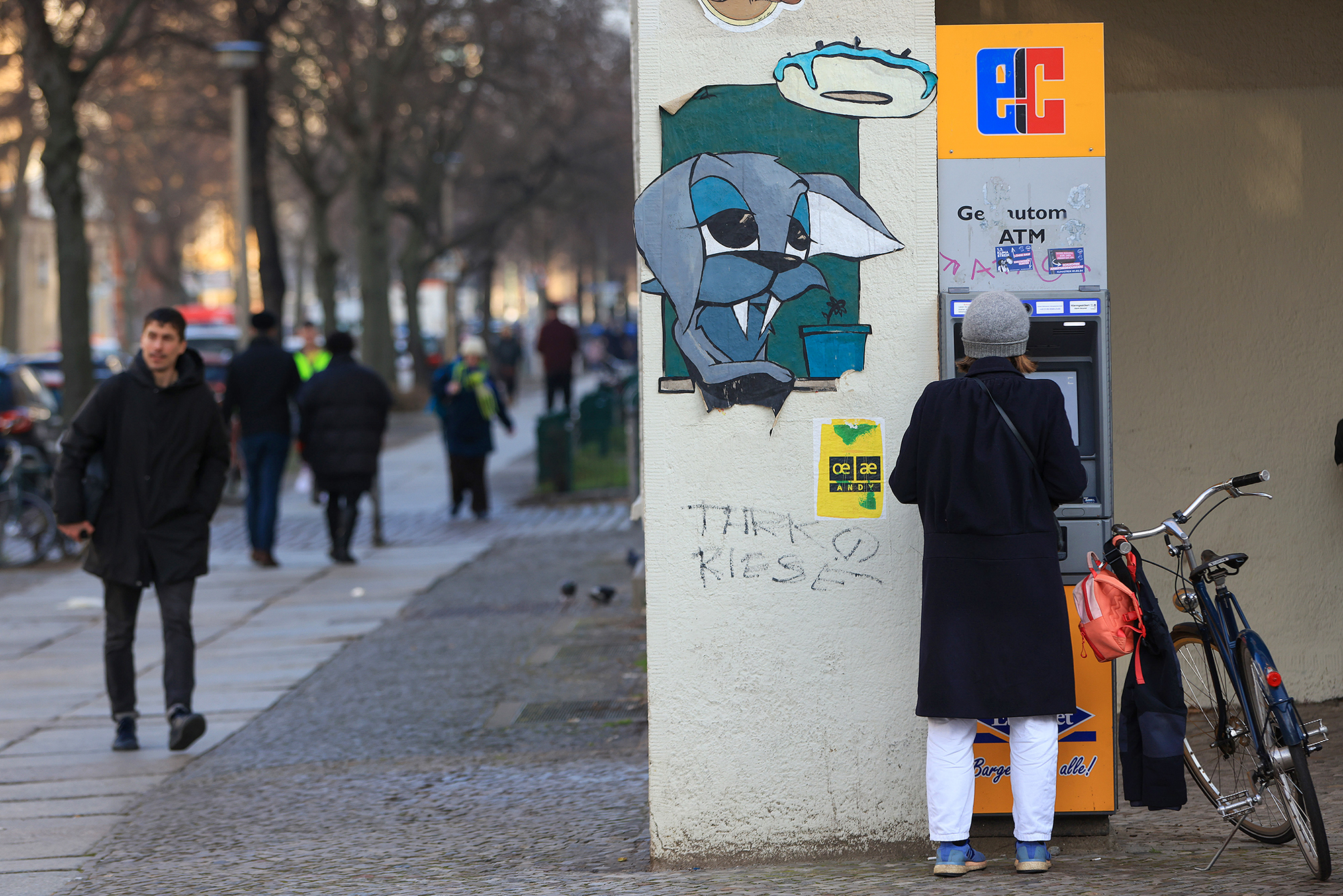 Скільки і на що витрачають українські біженці за кордоном, і до чого тут &quot;картковий туризм&quot;