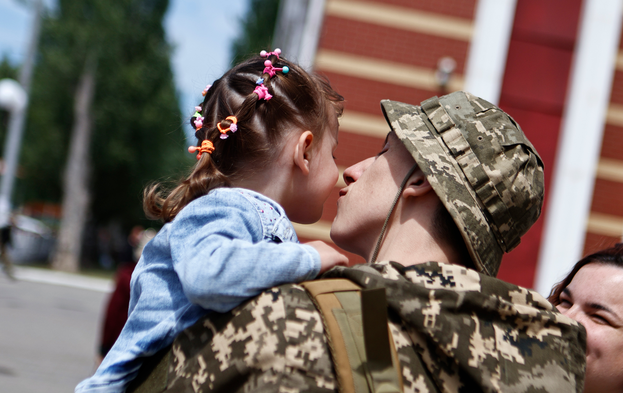 Шанс на дитину. Чому виник скандал через репродуктивний матеріал військових і де правда