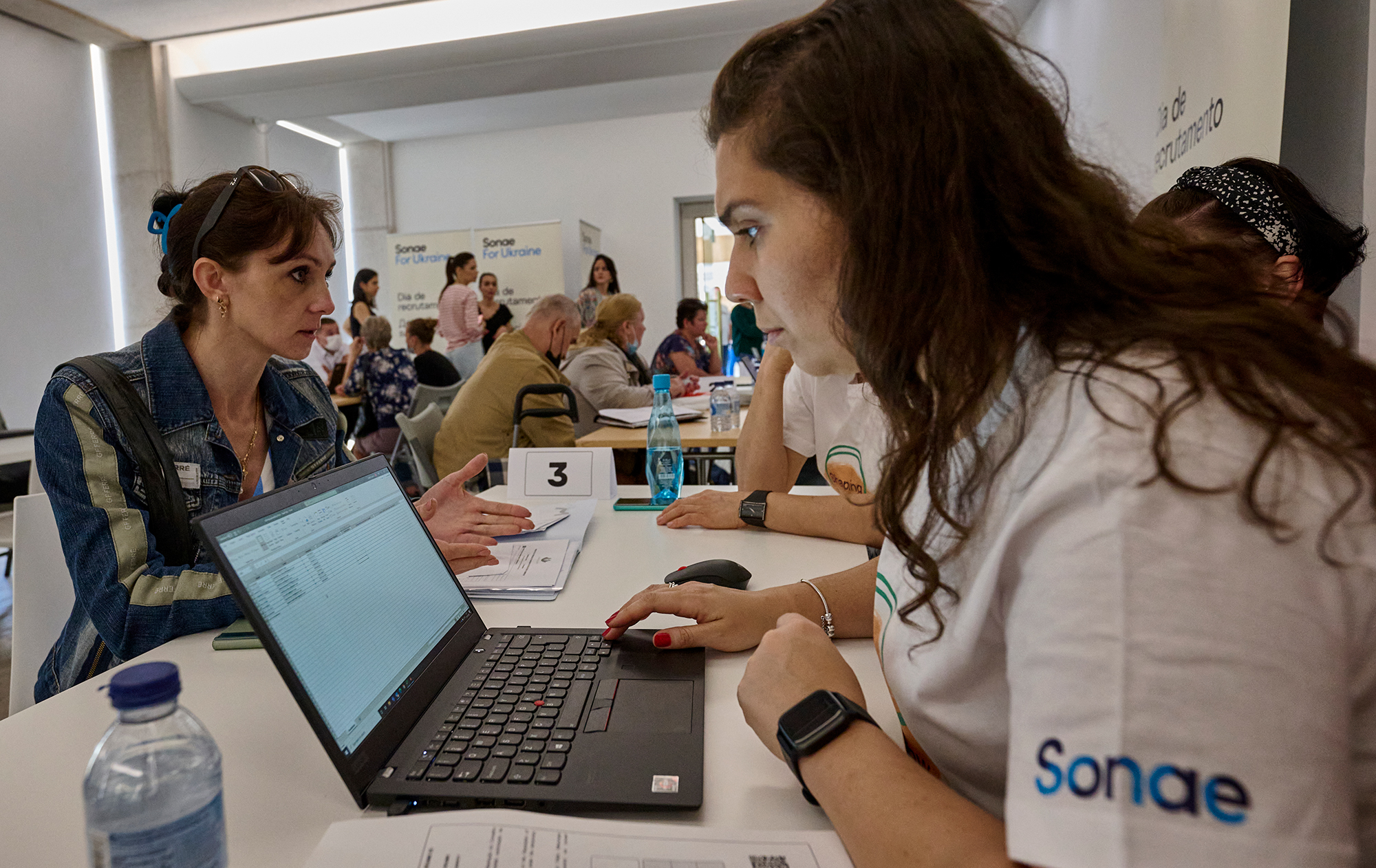 В гостях хорошо, но... Как Европа меняет отношение к беженцам из Украины