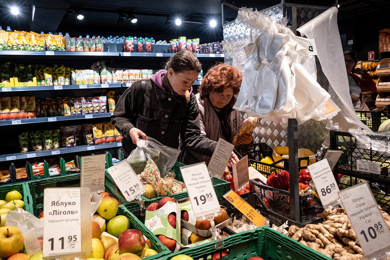 Попит повертається. Що купують українці в магазинах під час війни