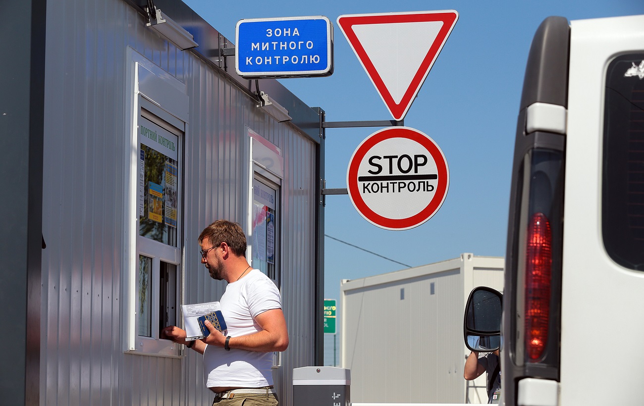 Кому можуть заборонити в'їзд в Україну і що робити в таких випадках