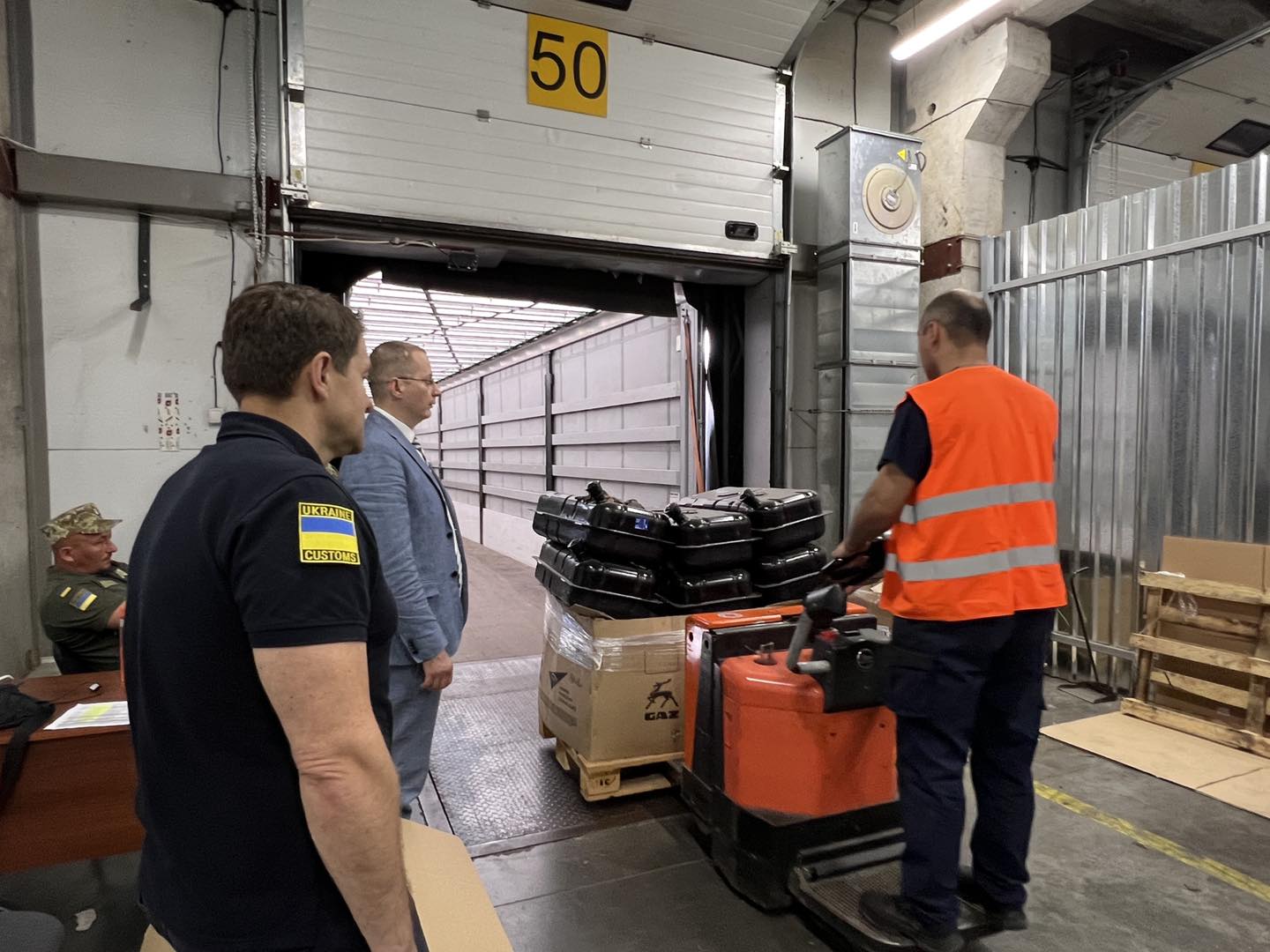 В Україні хочуть оподаткувати усі посилки з-за кордону. Чому ця ініціатива не на часі